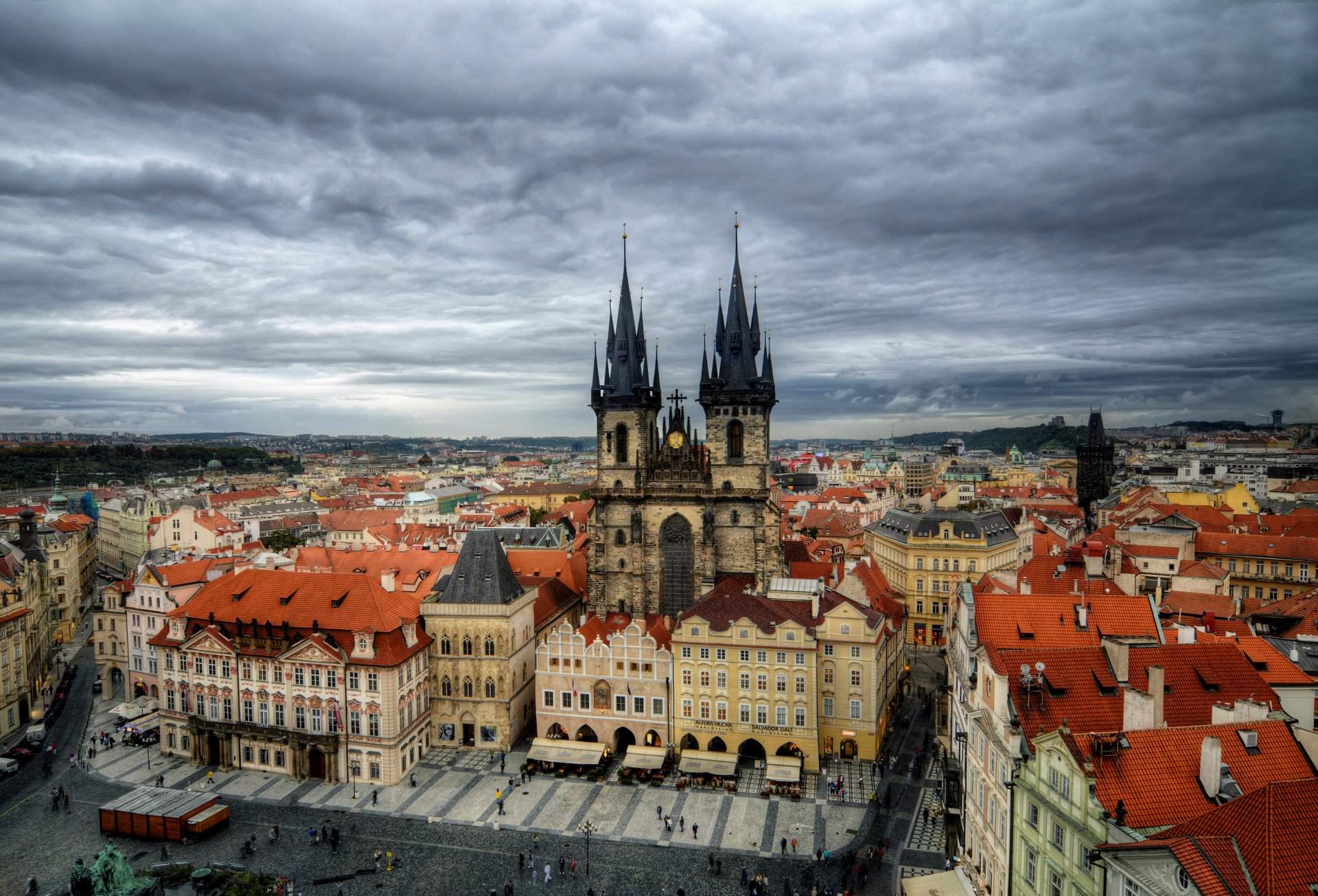 česká republika tchèque république tchèque tchèque république tchèque prague ville staré město staré-mesto staroměstské náměstí place de la vieille ville týnský chrám temple de tyn ciel nuages nuageux personnes maisons bâtiments architecture