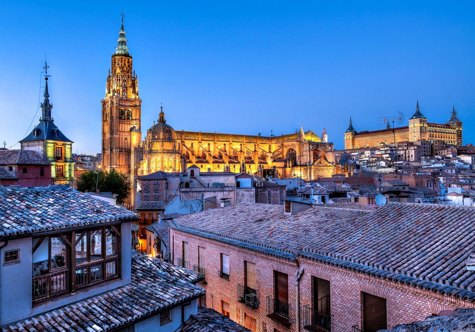 toledo spain castilla-la mancha alcazar de toledo castile-la mancha views cathedral fortress alcazar town night house roof