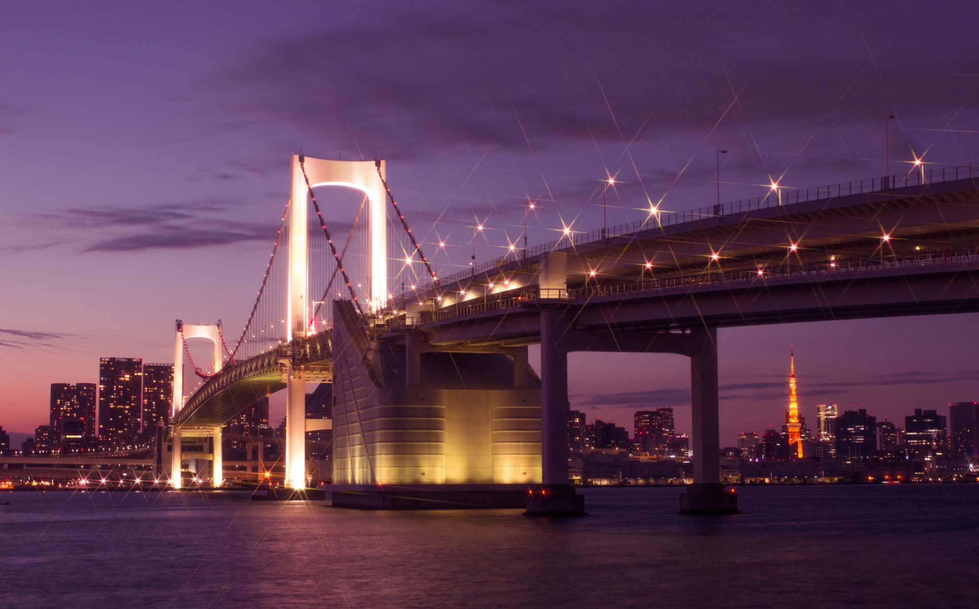 giappone tokyo capitale capitale metropoli ponte luci illuminazione lanterne baia case edifici notte lilla viola cielo nuvole