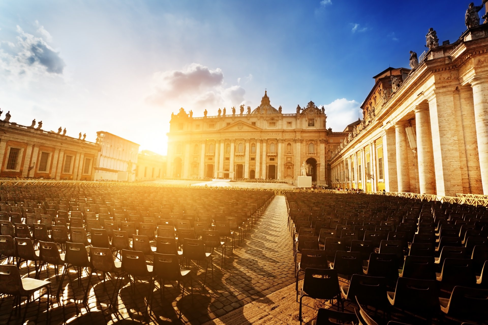 basilika di san pietro petersdom kathedrale petersplatz piazza san pietro vatikanstadt rom italien stadt platz sonnenuntergang sonne stühle menschen