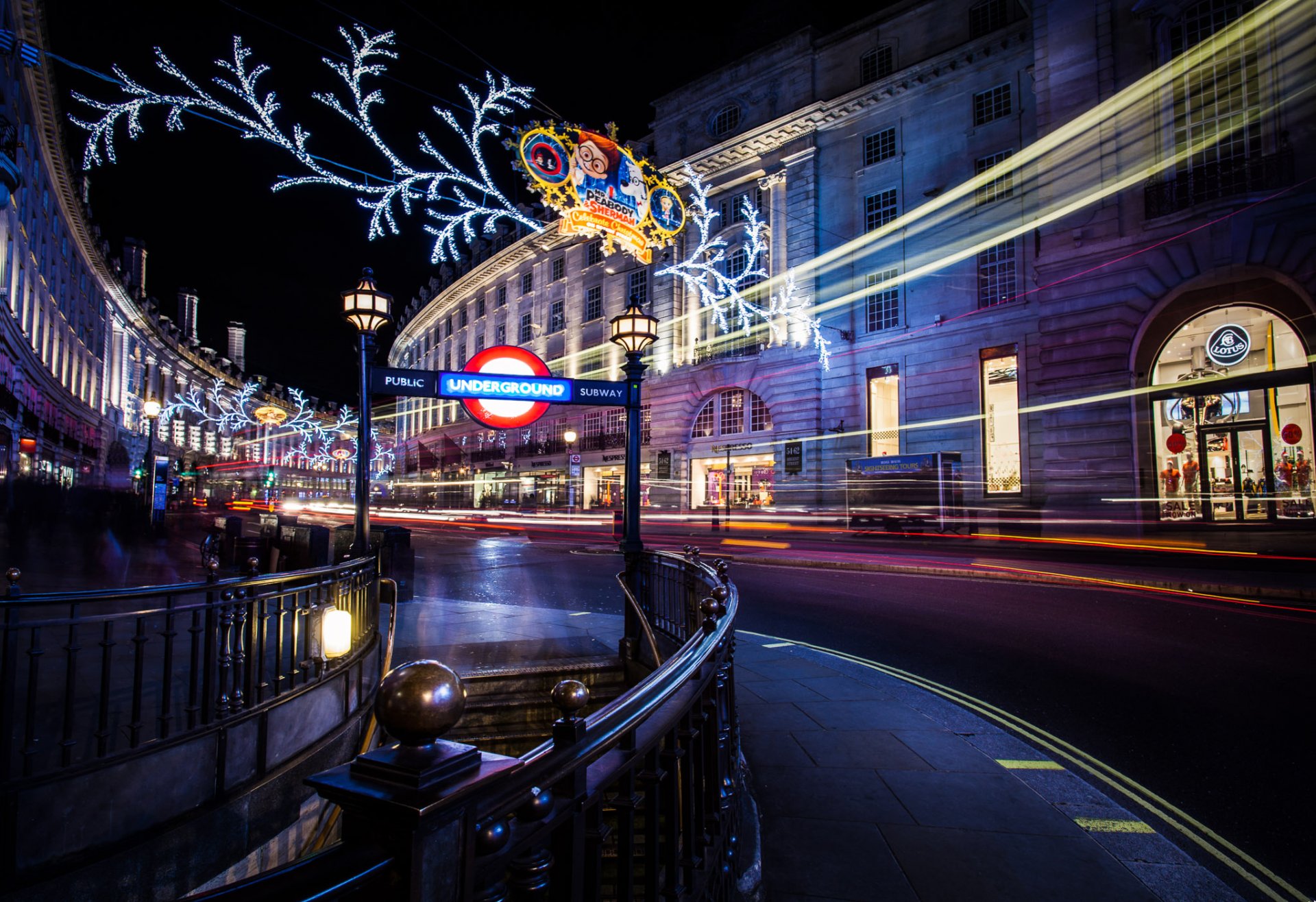 londra inghilterra regno unito regent street città notte strada strada inverno vacanze esposizione ghirlande luci case edifici negozi luce persone metropolitana