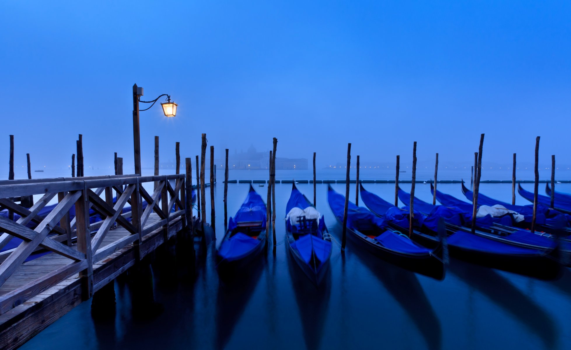 venecia ciudad san giorgio maggiore isla italia mañana niebla muelle muelle góndolas mar agua reflexión sombras linterna luz iluminación