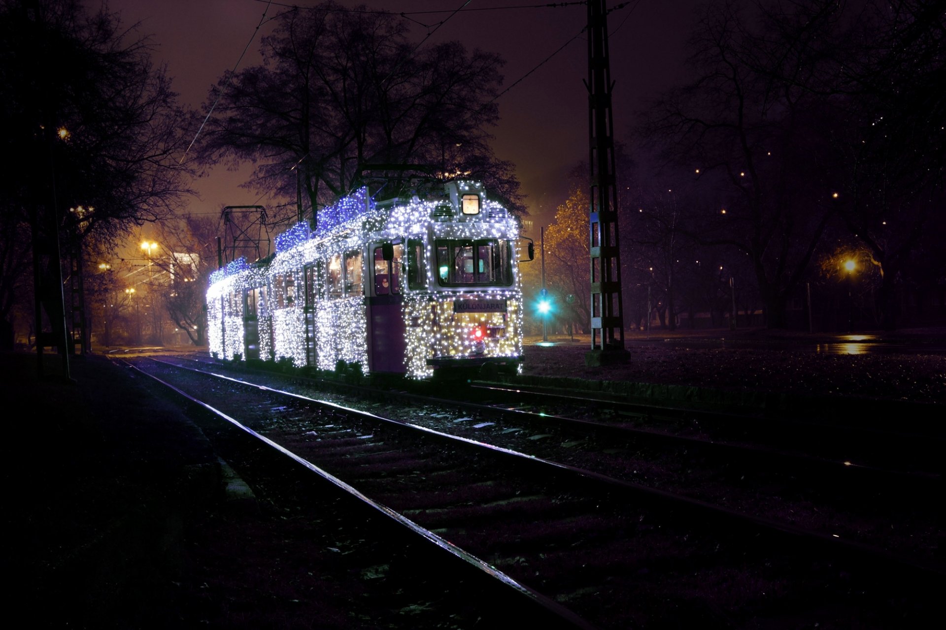 budapest ungarn magyarország winter stadt nacht straßenbahn girlanden straße schienen bäume beleuchtung laternen