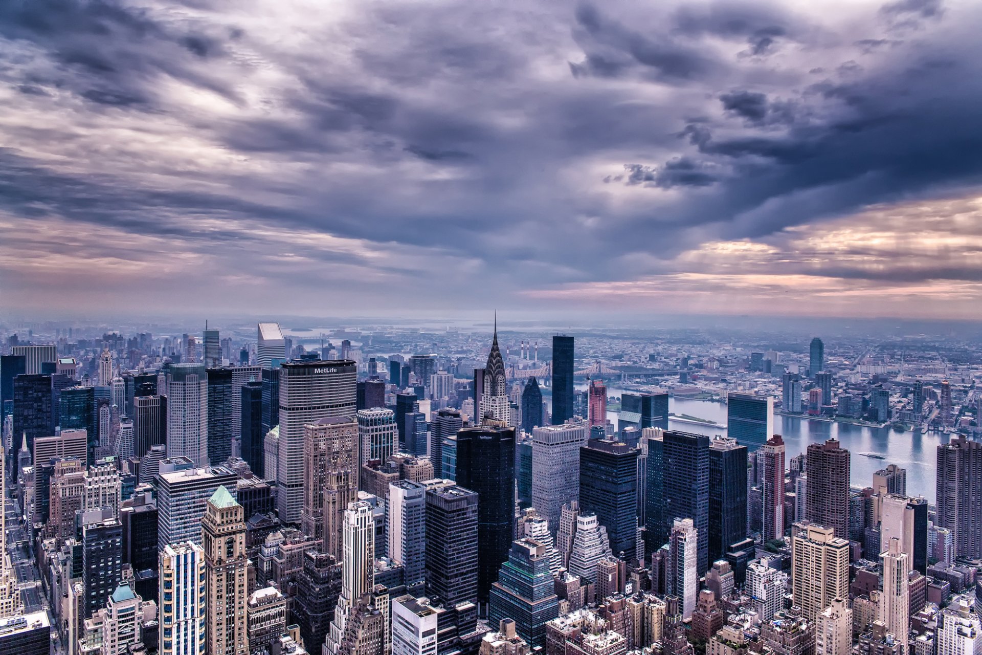 nowy jork usa manhattan empire state building empire state building panorama miasto niebo chmury wieczór drapacze chmur budynki domy wieżowce wieżowce