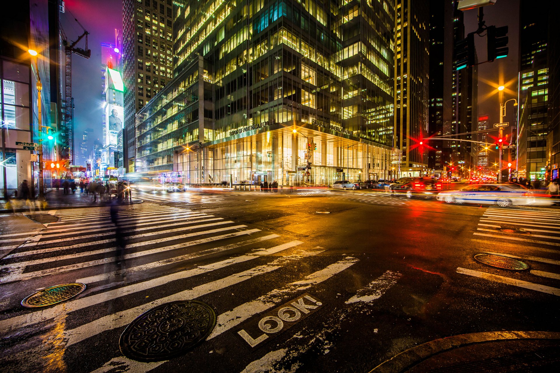 new york manhattan midtown bank of america tower one bryant park états-unis bryant park 1 midtown ville nuit rues route lumières exposition voitures personnes piétons carrefour