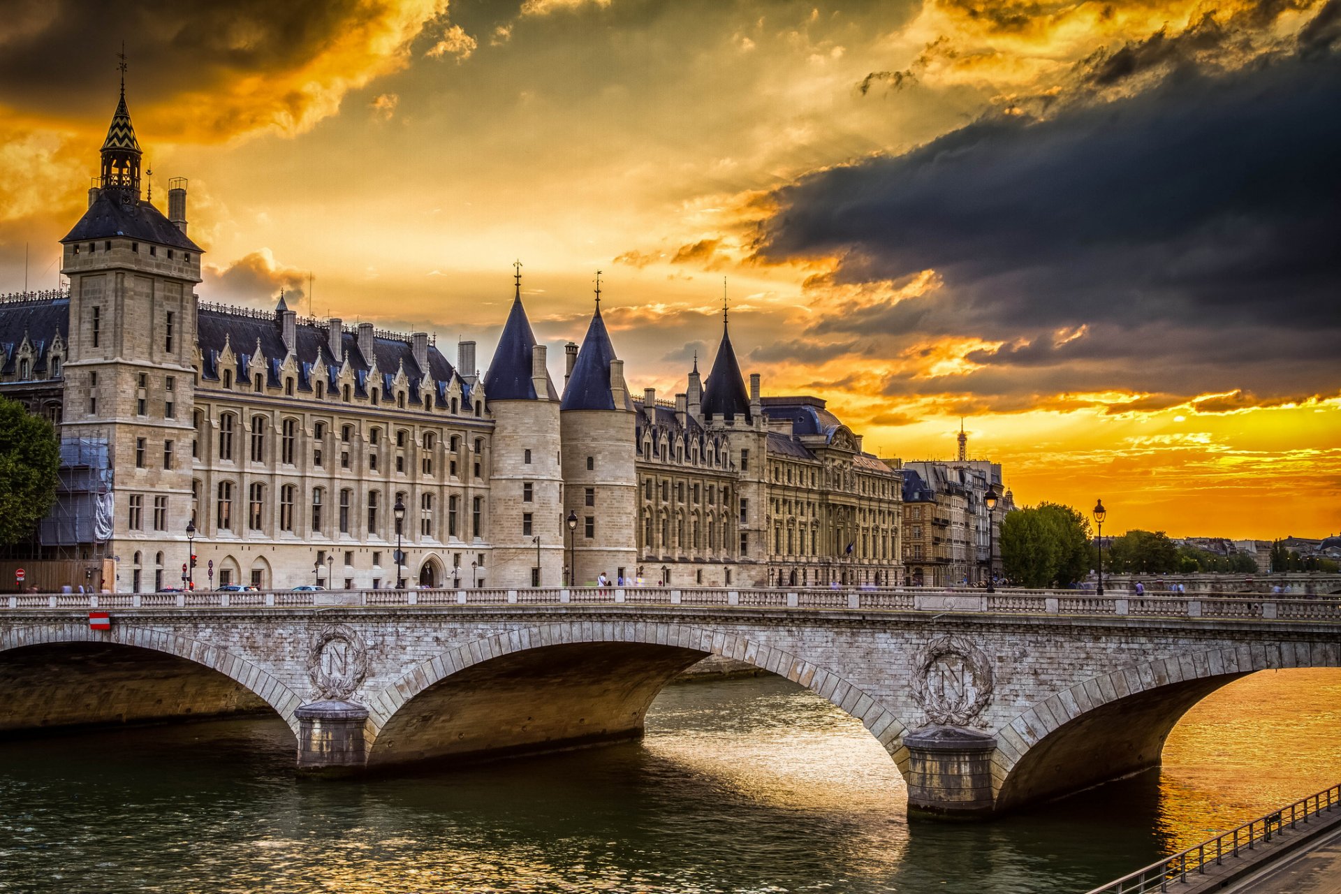 la conciergerie conciergerie parís francia castillo puente cielo nubes puesta de sol