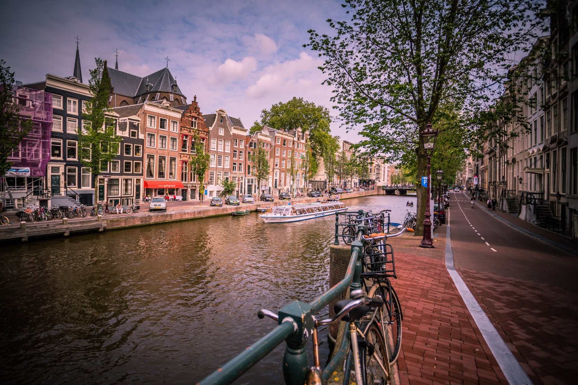 amsterdam ciudad países bajos canal río casas camino coches bicicletas acera