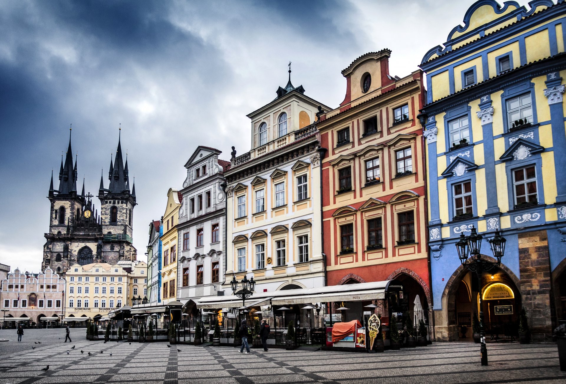 praga česká republika czechy czechy republika czeska miasto staré město staroměstské náměstí týnský chrám stare mesto rynek starego miasta świątynia tyńska wieże architektura budynki plac ludzie