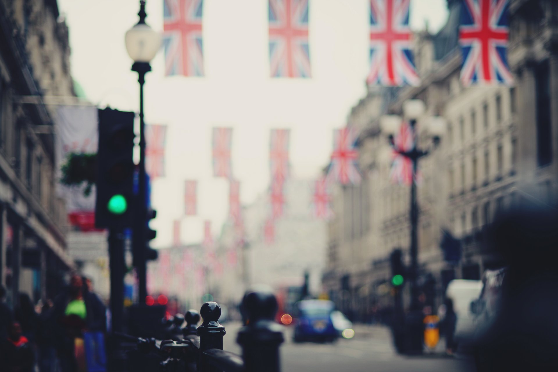 london england großbritannien stadt straße auto straße menschen flaggen bokeh unschärfe