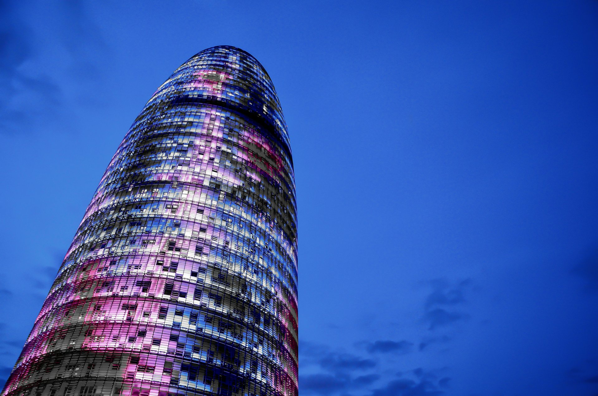 hiszpania katalonia barcelona torre agbar wieża wieżowiec architektura budowla wieczór błękitne niebo chmury