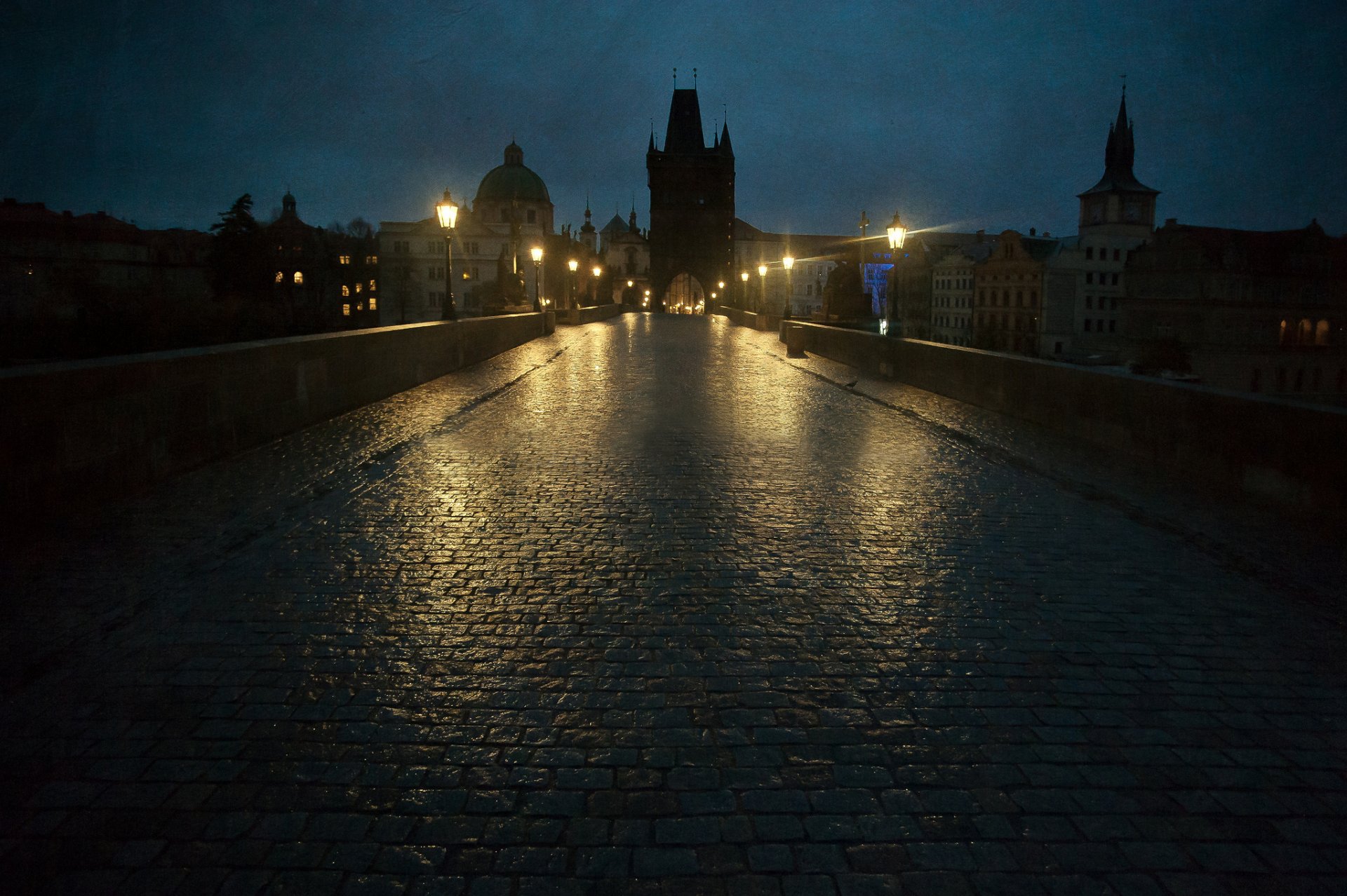 praga puente de carlos noche luces linternas