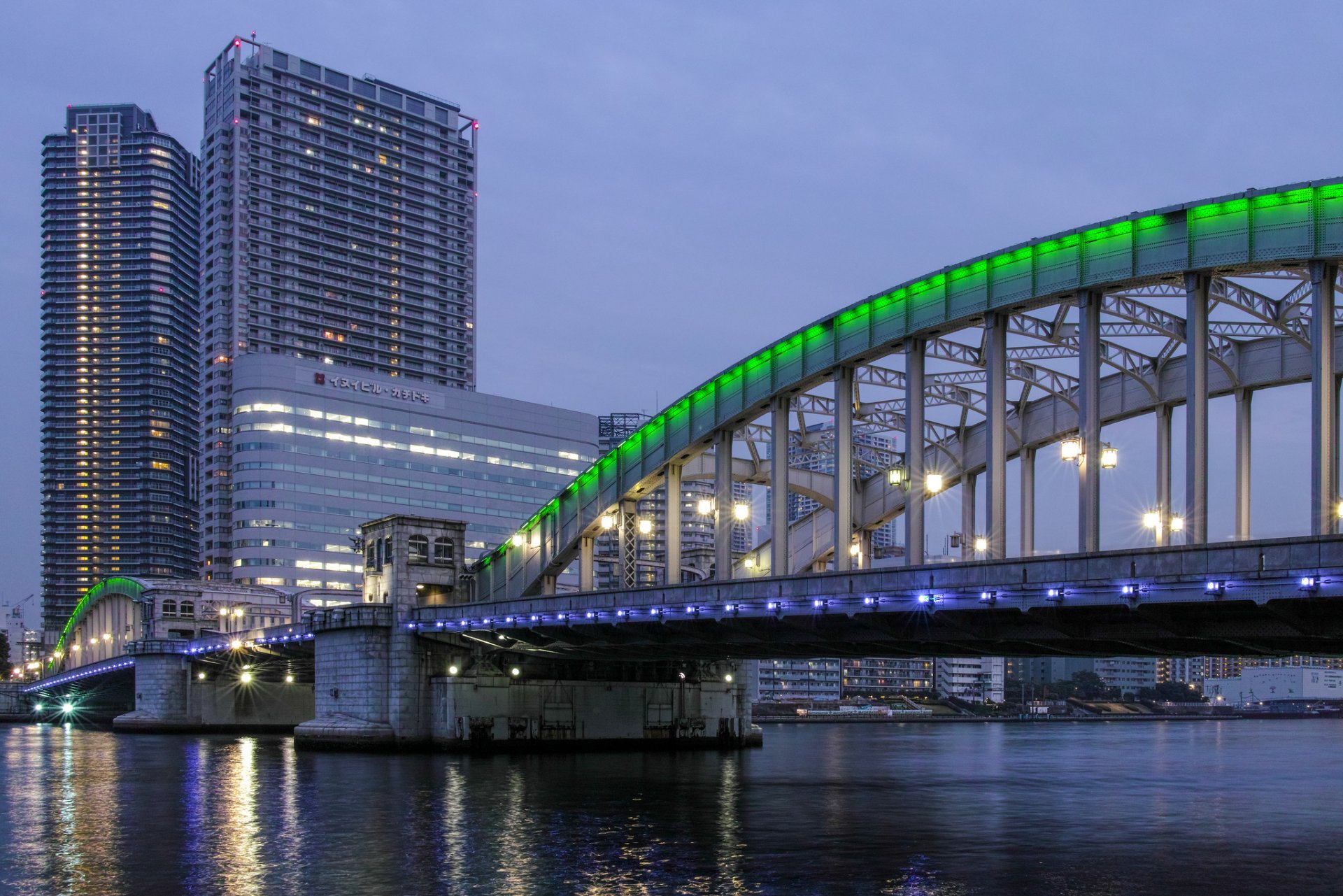 japonia tokio kapitał stolica metropolia most zielony podświetlenie światła oświetlenie latarnie zatoka budynki wieczór liliowy niebo