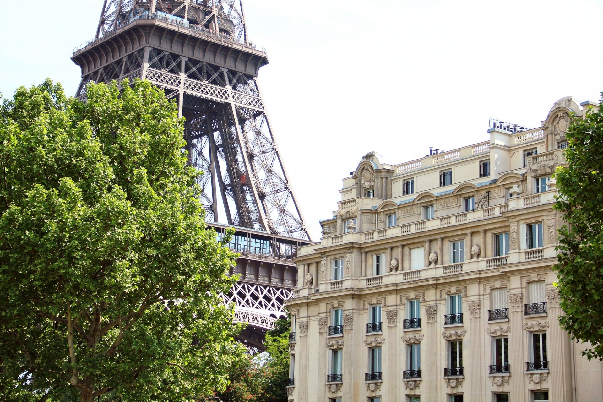 paris frankreich la tour eiffel eiffelturm architektur gebäude haus bäume grün stadt