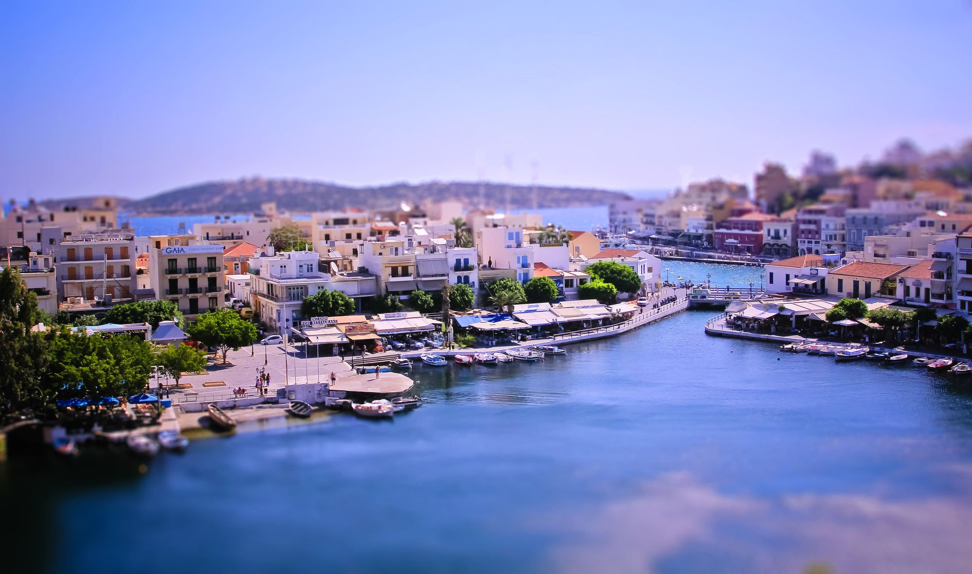 baia città con spostamento e inclinazione tilt shift grecia barche