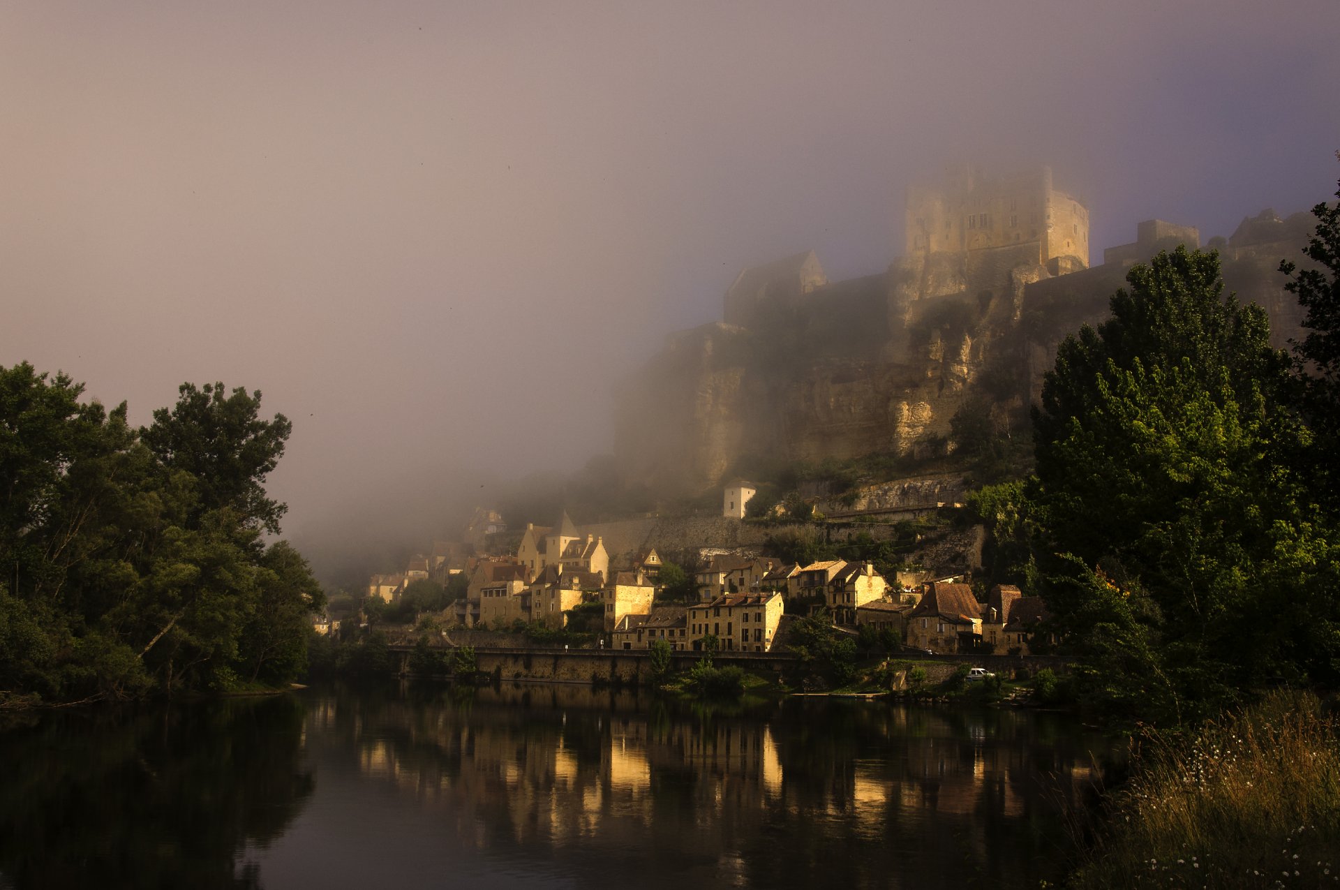 frankreich burg mittelalter château de bainac dordogne morgen nebel