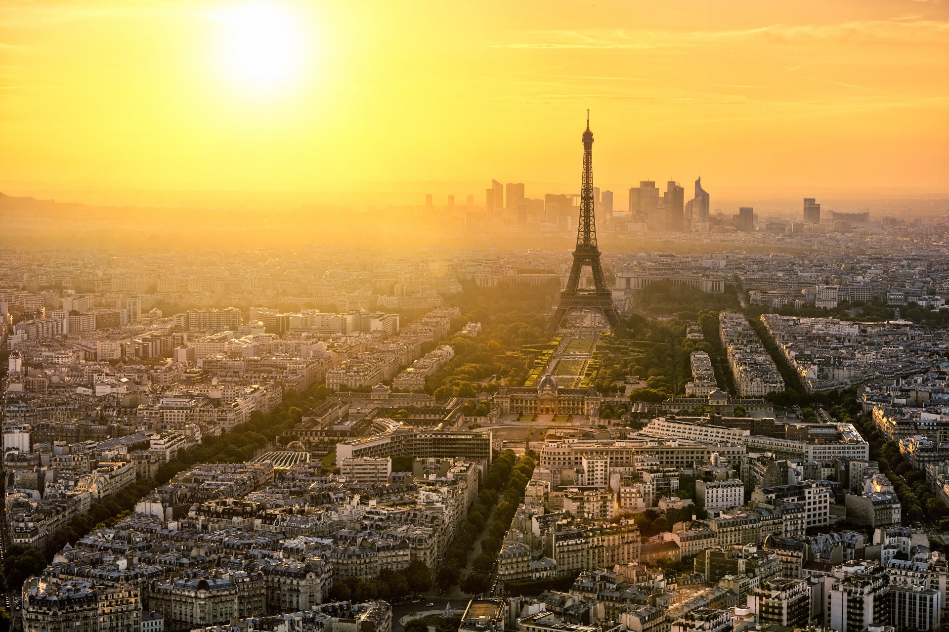 paryż francja miasto poranek świt wieża eiffla la tour eiffel domy budynki ulice drogi drzewa architektura panorama