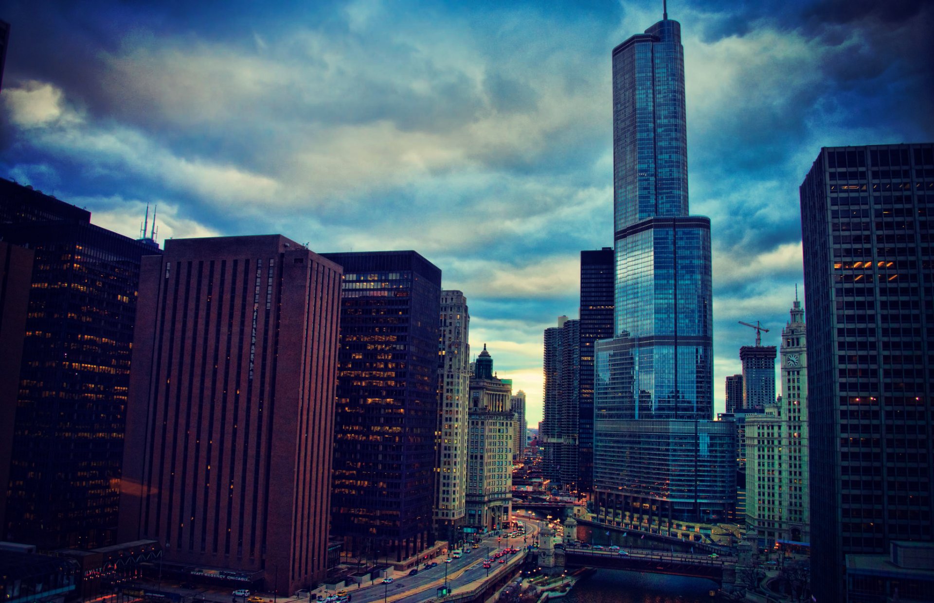 chicago illinois ville rivière gratte-ciel soirée hauteur bâtiments lumières