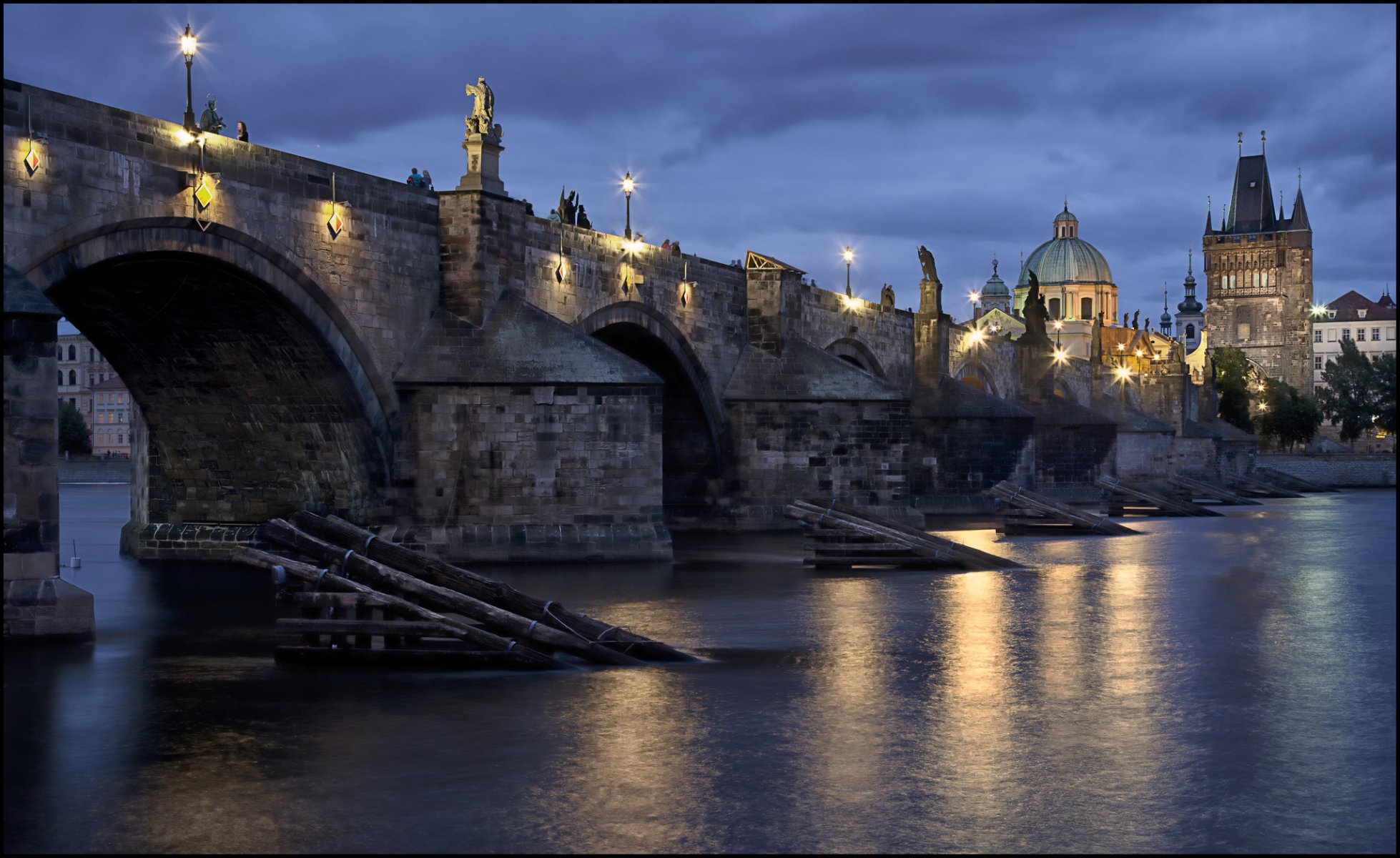 praga miasto czechy česká republika czechy czechy josefov karlův most most karola rzeka wełtawa woda odbicie wieczór światło latarnie oświetlenie niebieski niebo chmury