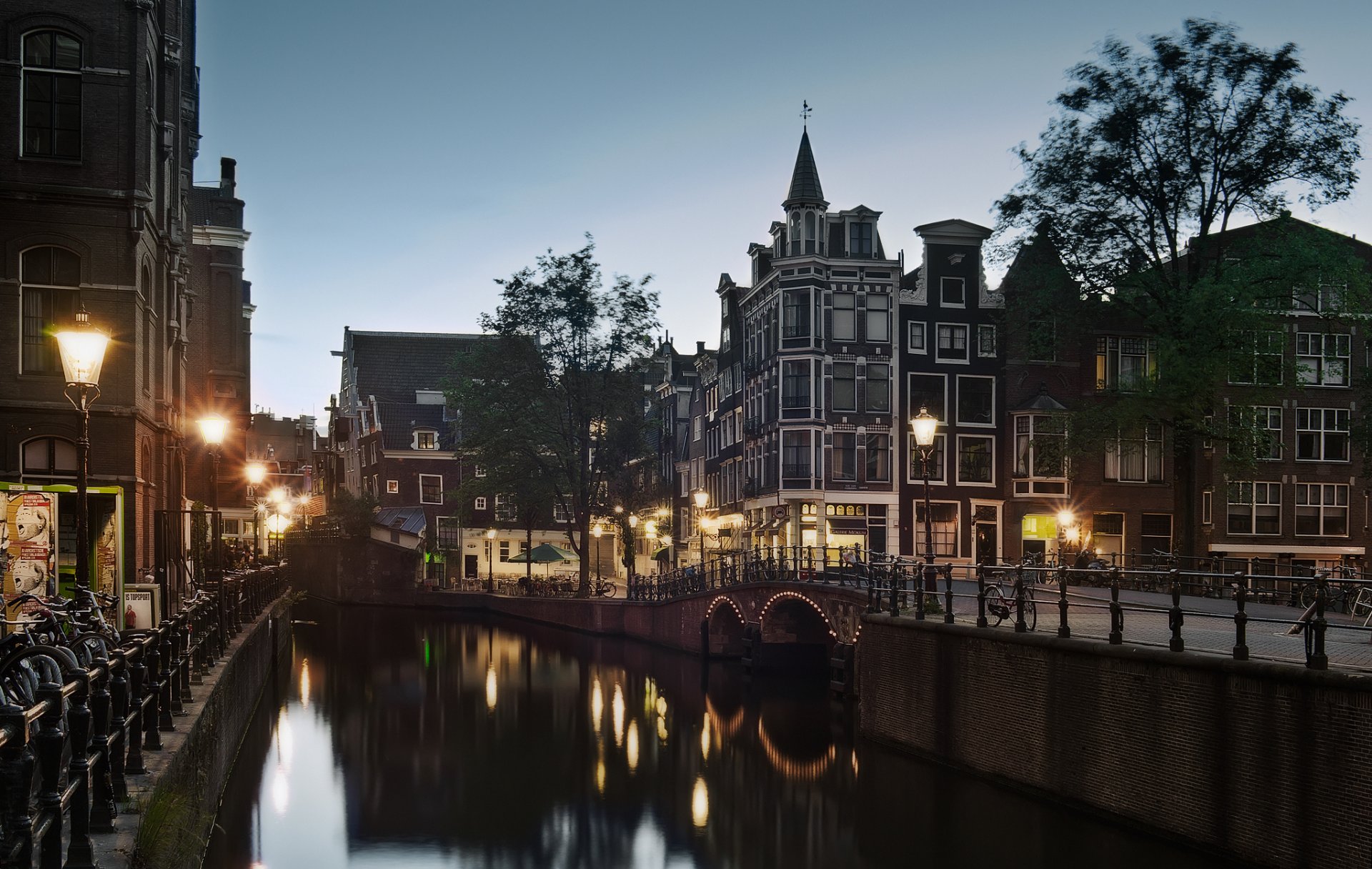 hollande amsterdam rue canal soirée crépuscule lanternes