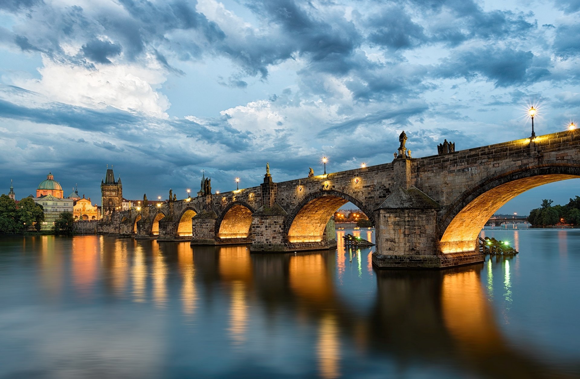 praga most karola most karola czechy czechy republika czeska miasto rzeka wełtawa niebo chmury woda odbicie wieczór latarnie oświetlenie