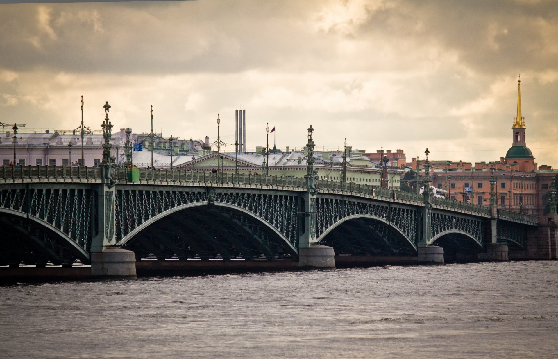 st. petersburg peter russland uferpromenade fluss brücke