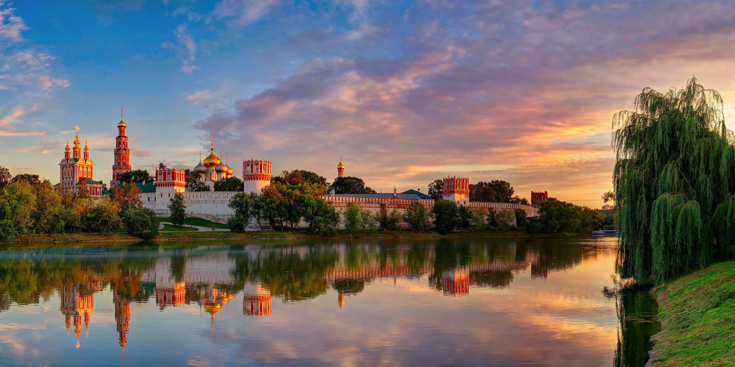 ville moscou novodevitchi bogoroditsa-monastère de smolensk été août ciel nuages lumière réflexion