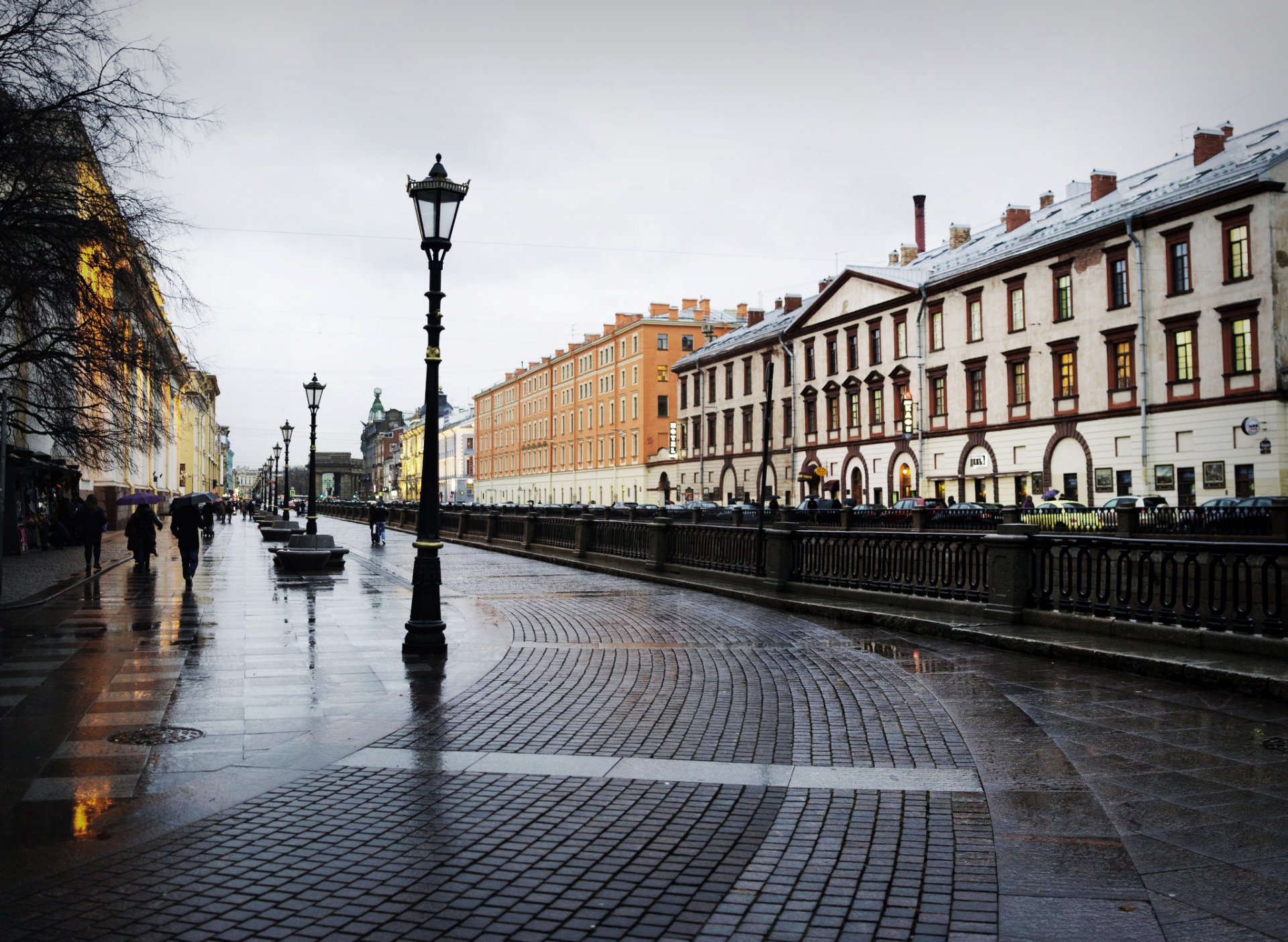 petersburg peter rosja petersburg pochmurno deszcz kałuże