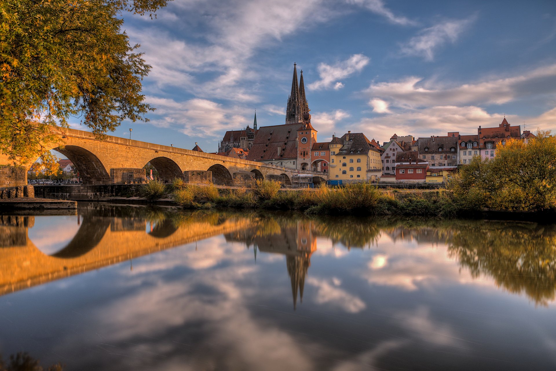 alemania baviera ratisbona catedral casas otoño octubre cielo árboles río puente reflexiones hdr