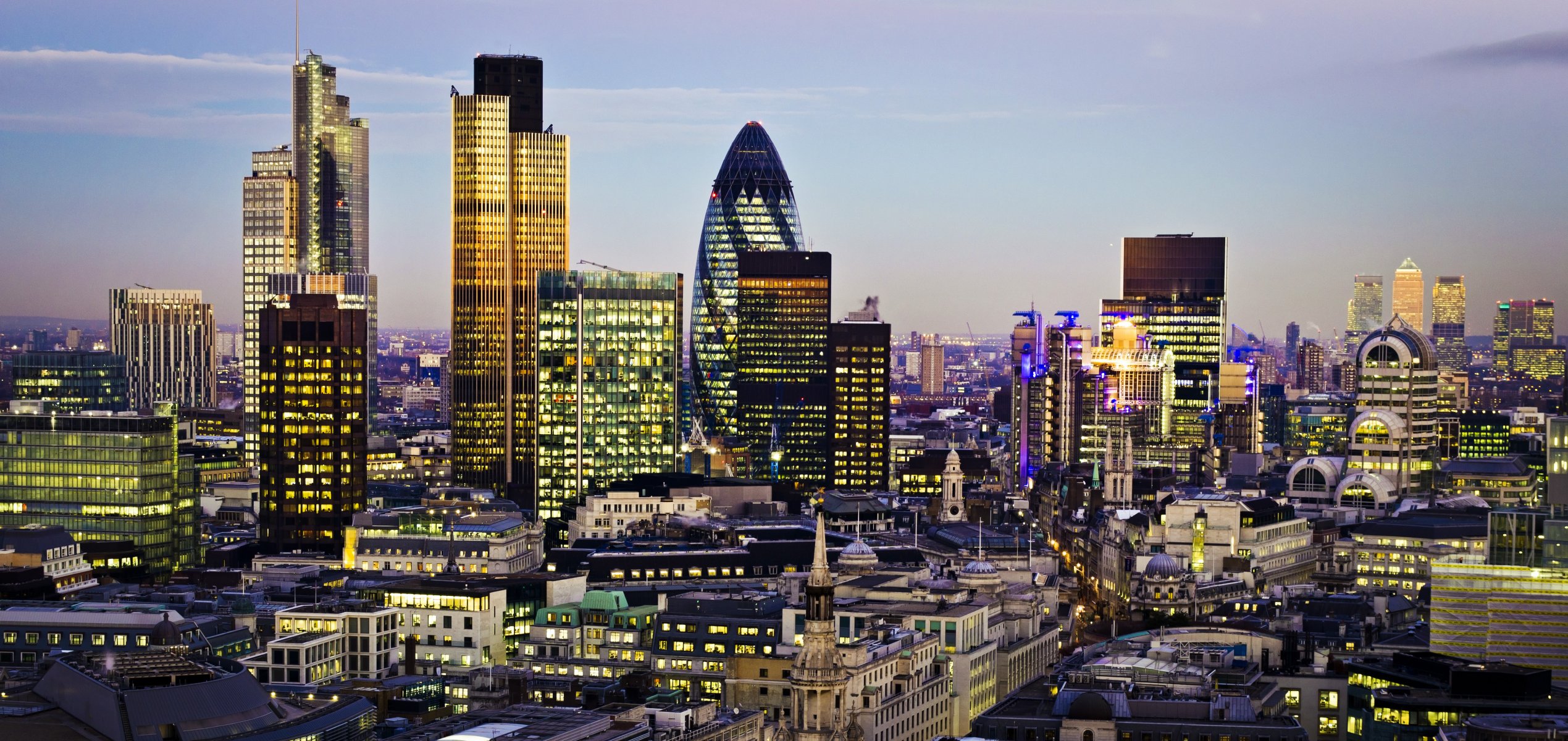 reino unido inglaterra londres muelle canario rascacielos 30 st. mary-aix canadá plaza torre 42 canary wharf ciudad noche luces casas edificios rascacielos panorama