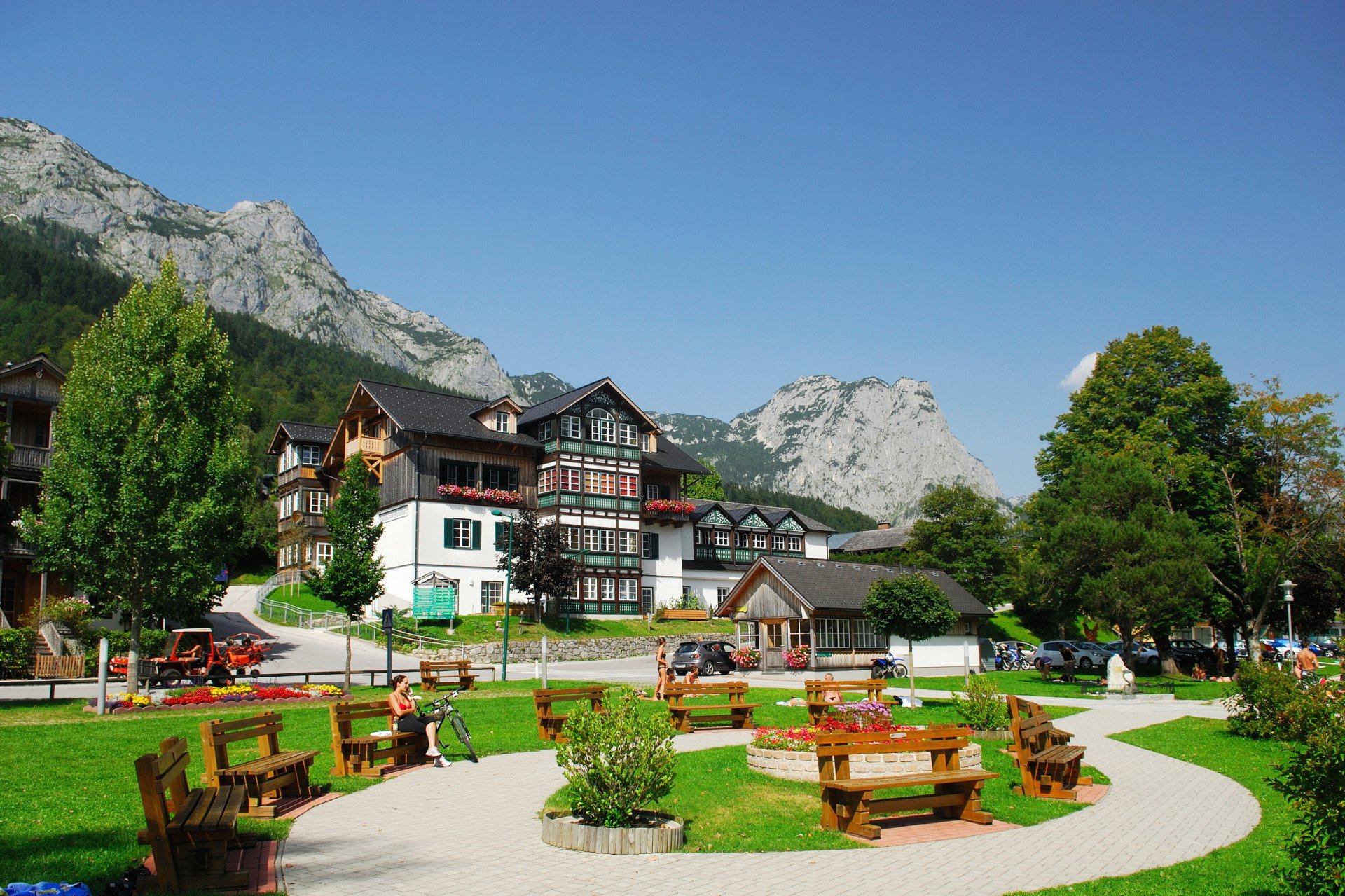 verano ciudad casas cielo montañas paisaje bancos austria estiria grundlse