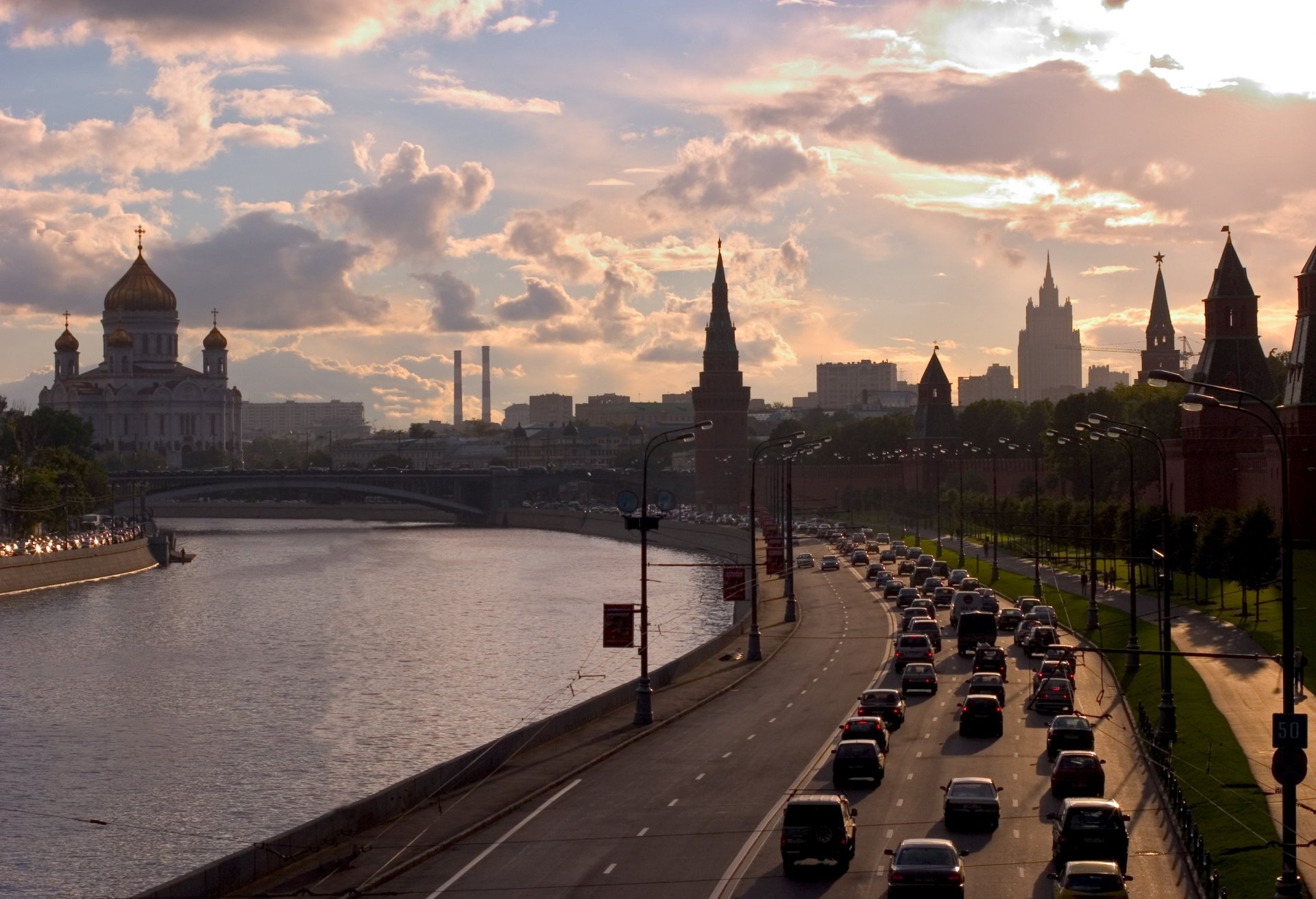 ville moscou russie capitale remblai rivière kremlin temple soirée ciel nuages coucher de soleil route voitures bâtiments lanternes