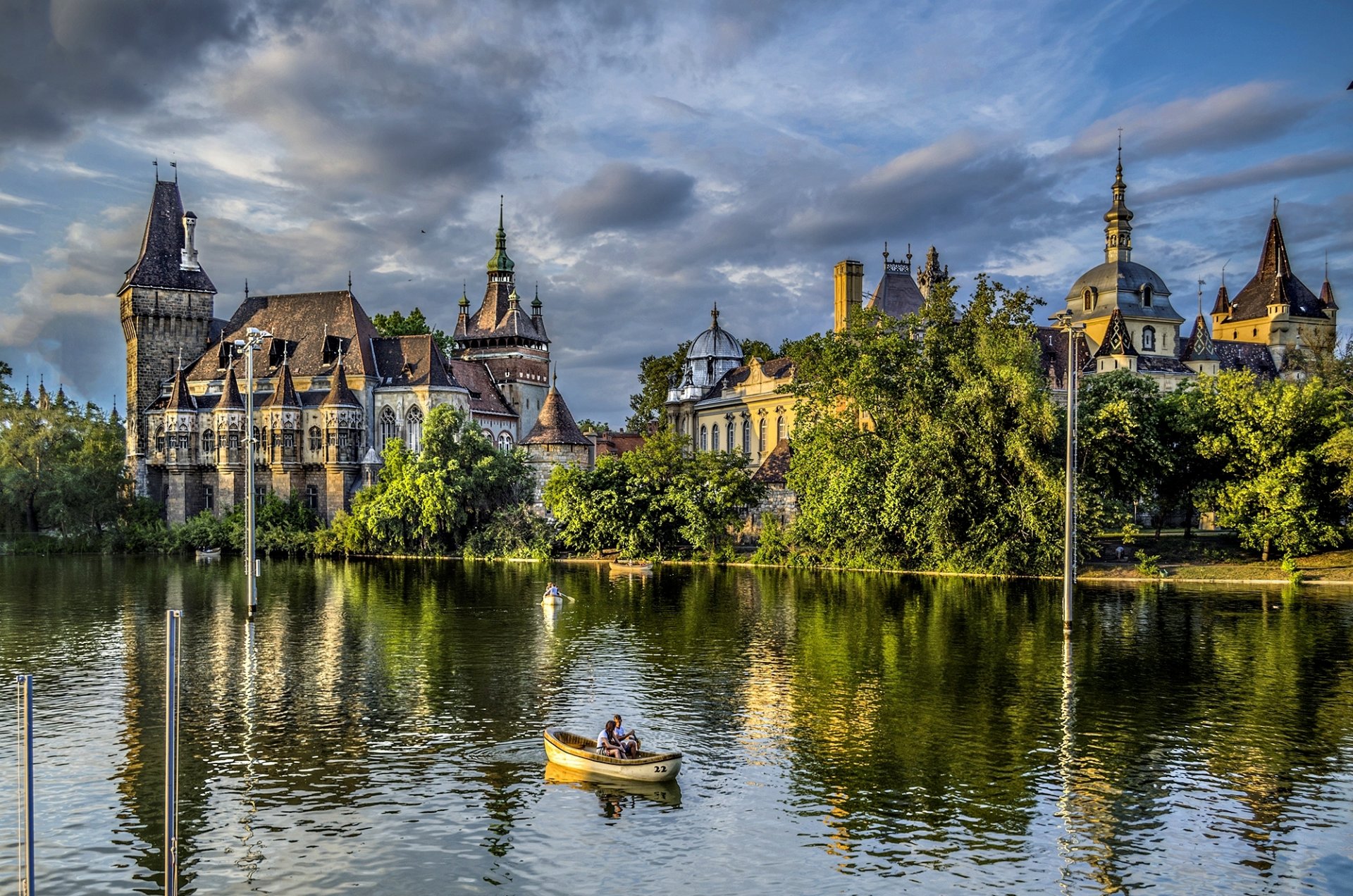 budapest hungría magyarország vaidahunyad castillo árboles naturaleza parque lago barco personas