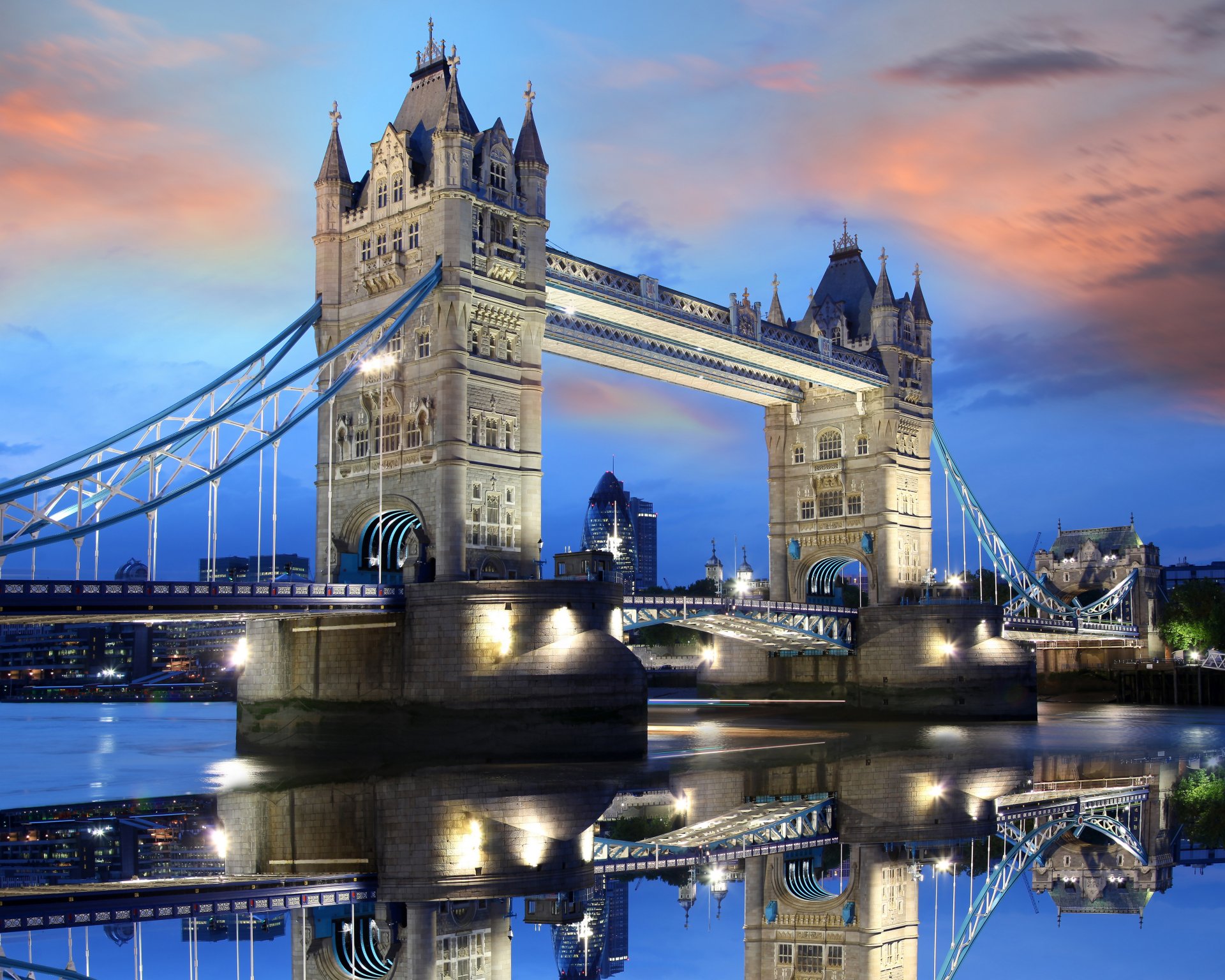 europa reino unido inglaterra londres capital thames puente de la torre tarde puesta del sol cielo nubes linternas agua reflexión reino unido capital támesis