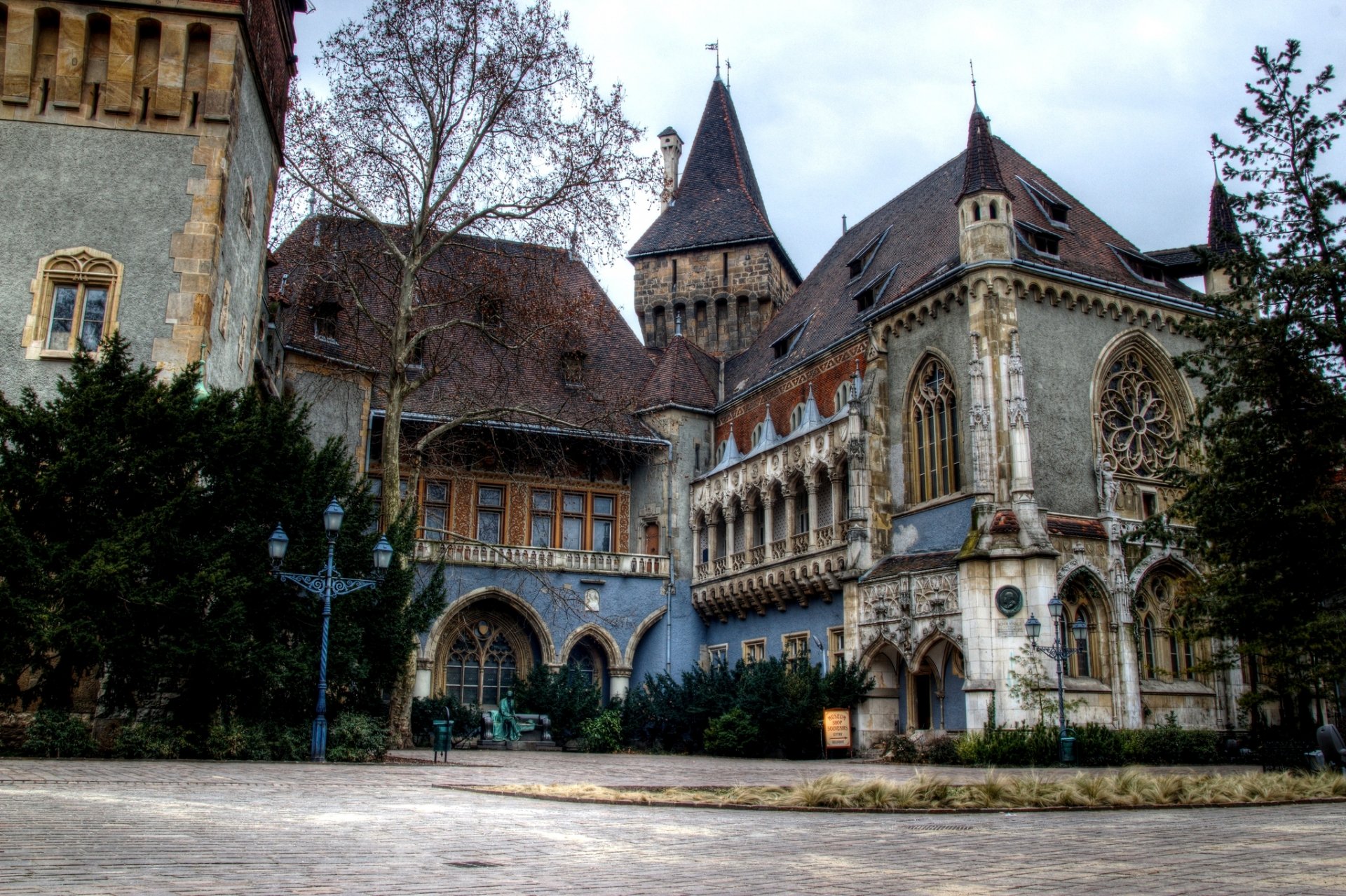 budapest ciudad hungría magyarország castillo vaidahunyad parque városliget varoshliget árboles naturaleza banco linternas