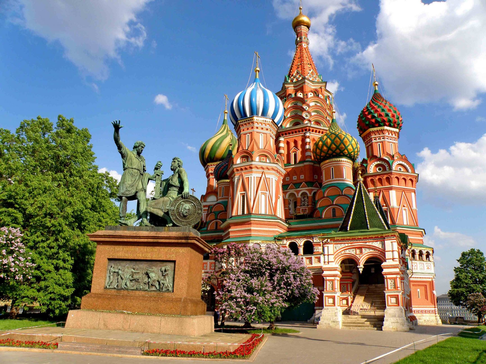 moscú catedral de san basilio catedral de pokrovsky monumento a minin y pozharsky plaza roja punto de referencia arquitectura obra maestra ruso verano kremlin vegetación césped árboles nubes cielo rusia templo cúpulas belleza rusia