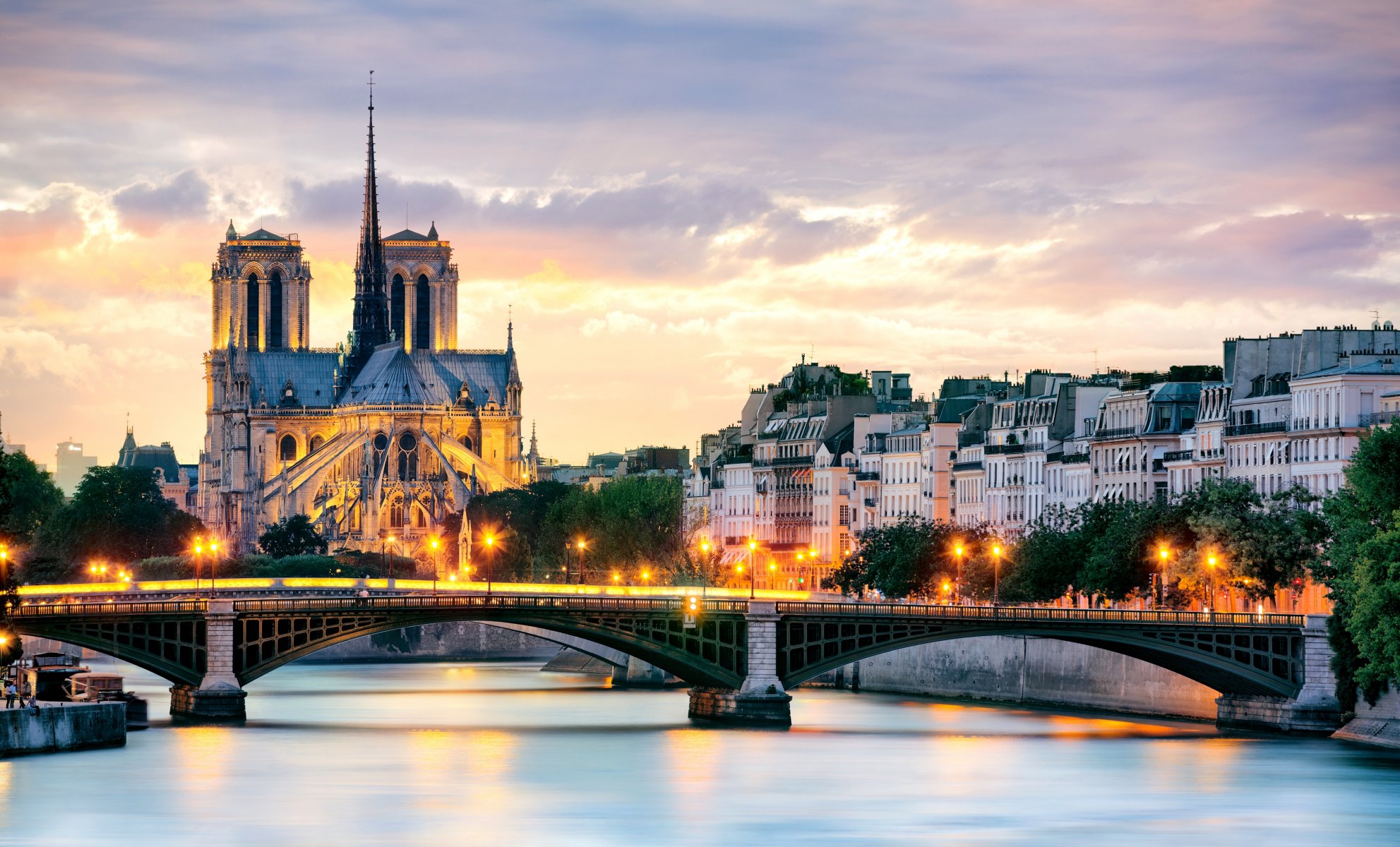 paris frankreich stadt notre dame de paris notre dame de paris notre dame de paris notre dame de paris brücke beleuchtung laternen fluss seine häuser gebäude dächer bäume abend