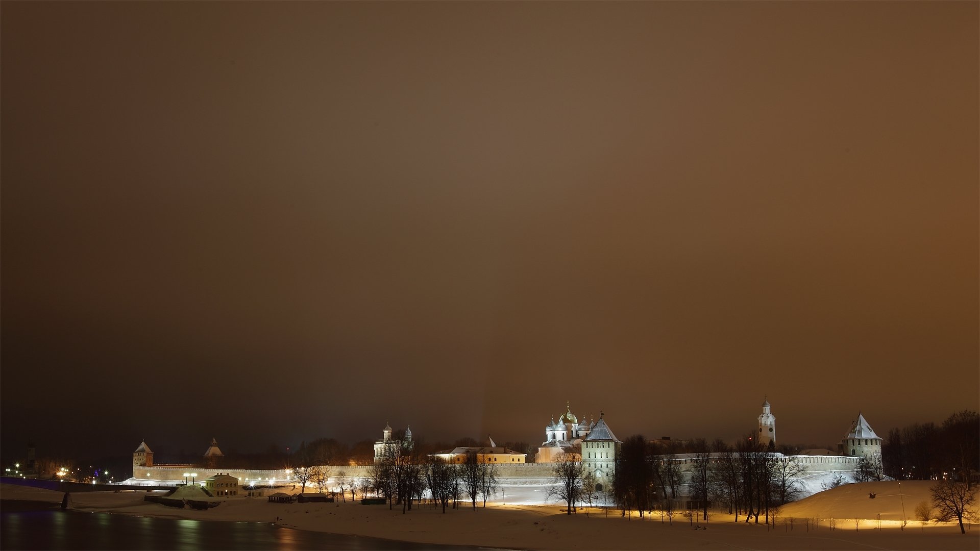 nowogród nowogród kreml miasto rzeka wołchow wieże kreml wieża kopuły ściana zima niebo śnieg noc