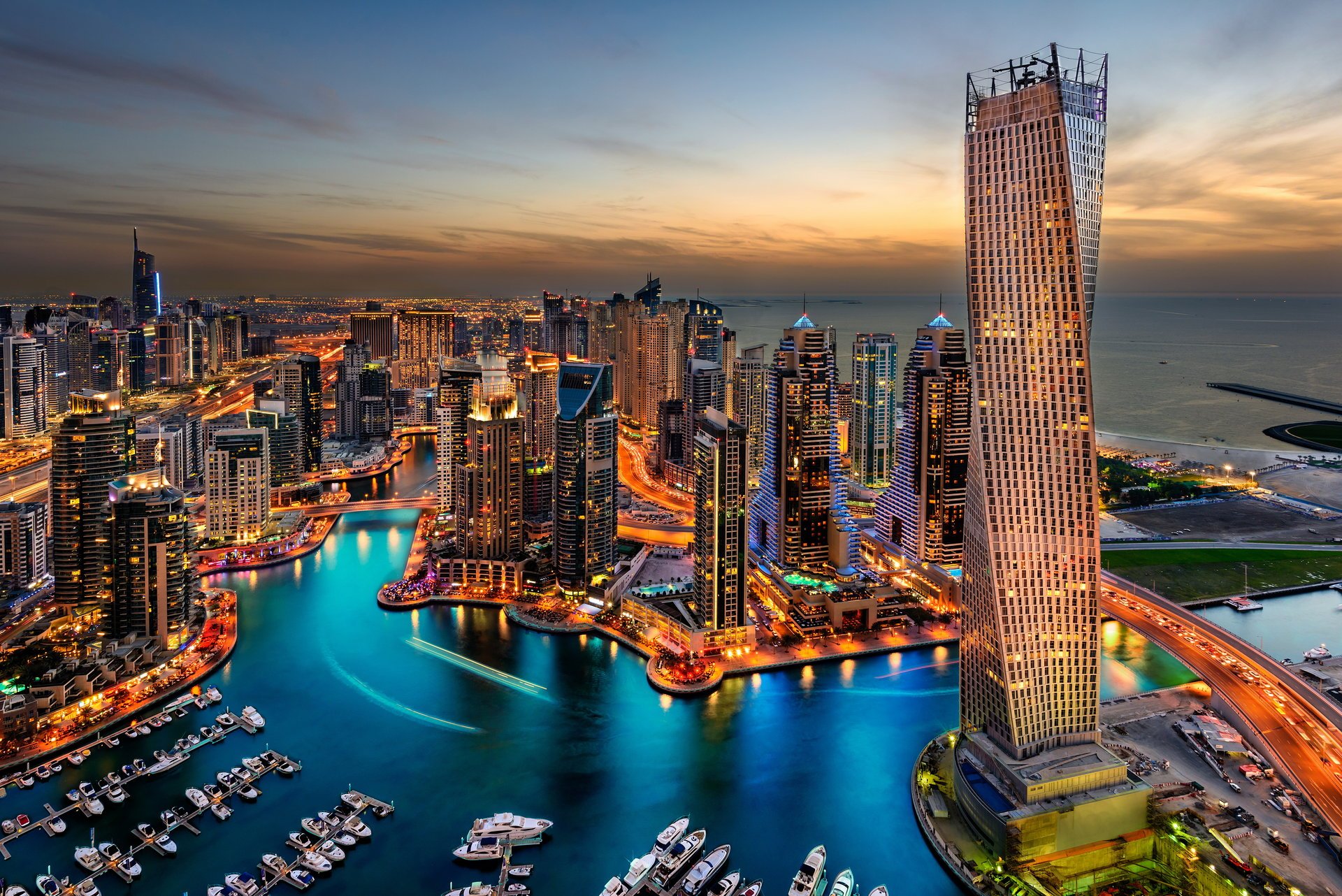 dubai città grattacieli costruzione hotel viaggi notte lanterne splendore emirati arabi uniti porti dubai