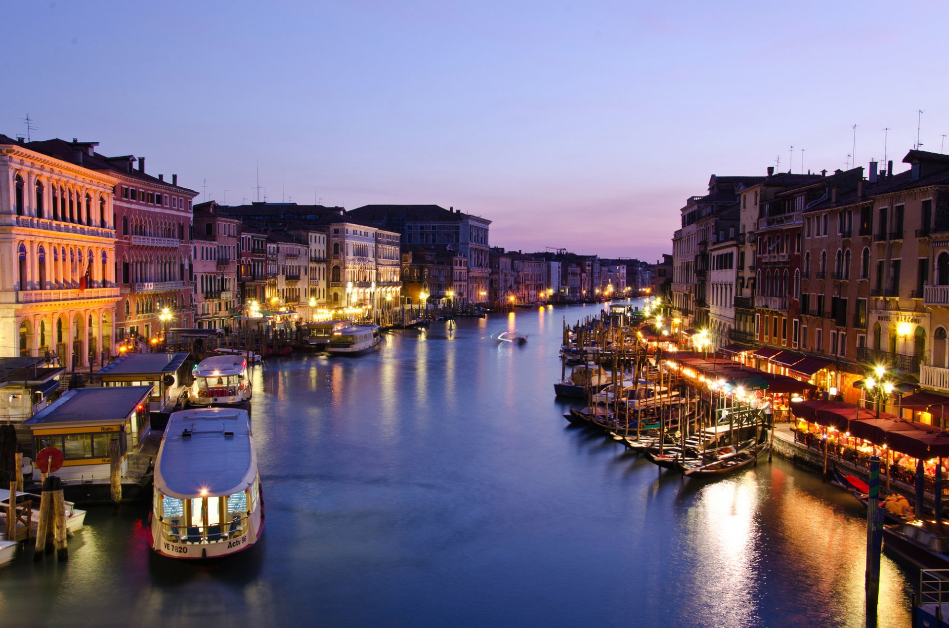 italia venezia canal grande canal grande città sera crepuscolo case edifici mare gondole barche illuminazione luci lanterne