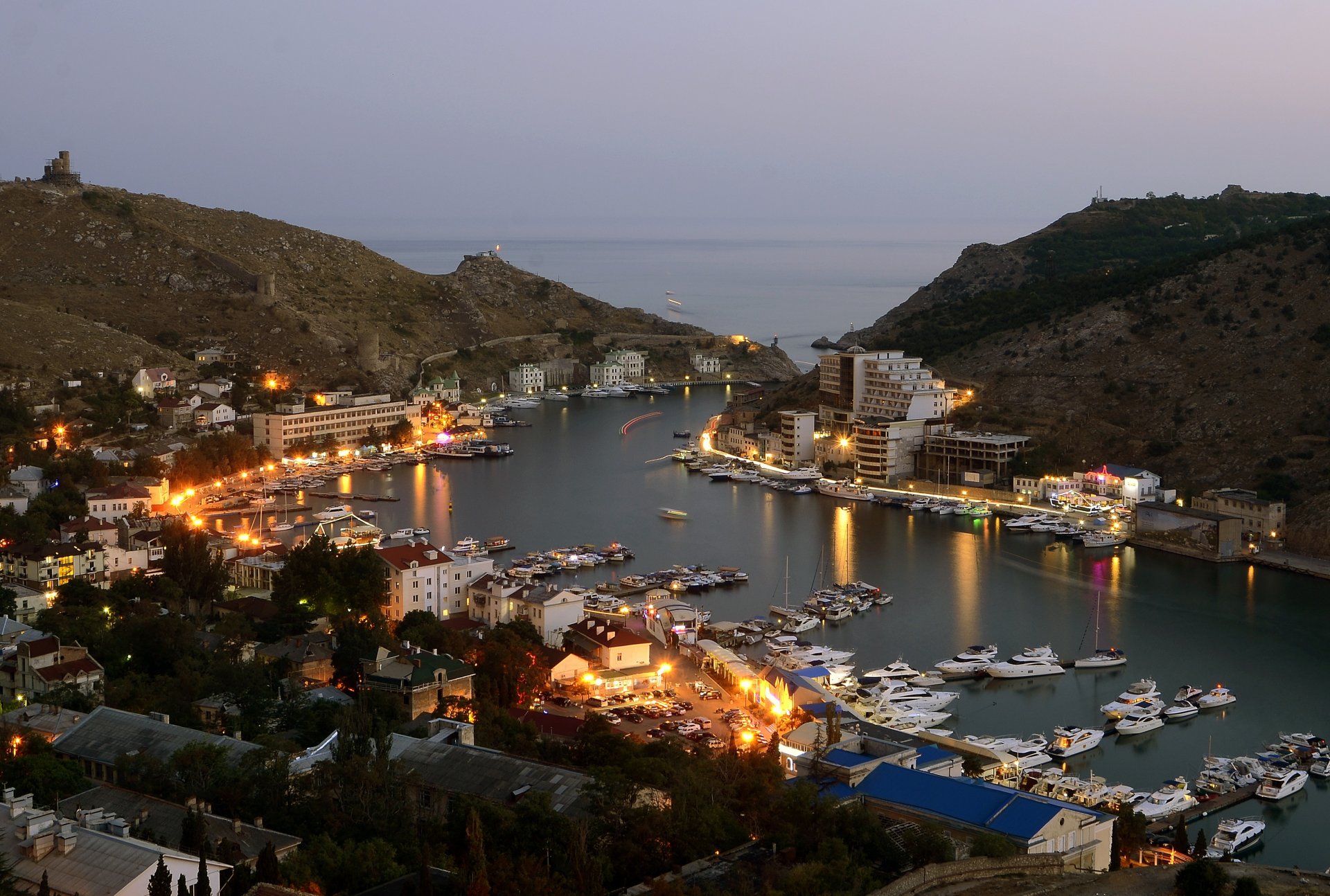 ukraine crimée balaclava lanternes crépuscule bâtiments maisons lumières ville mer soirée bateaux