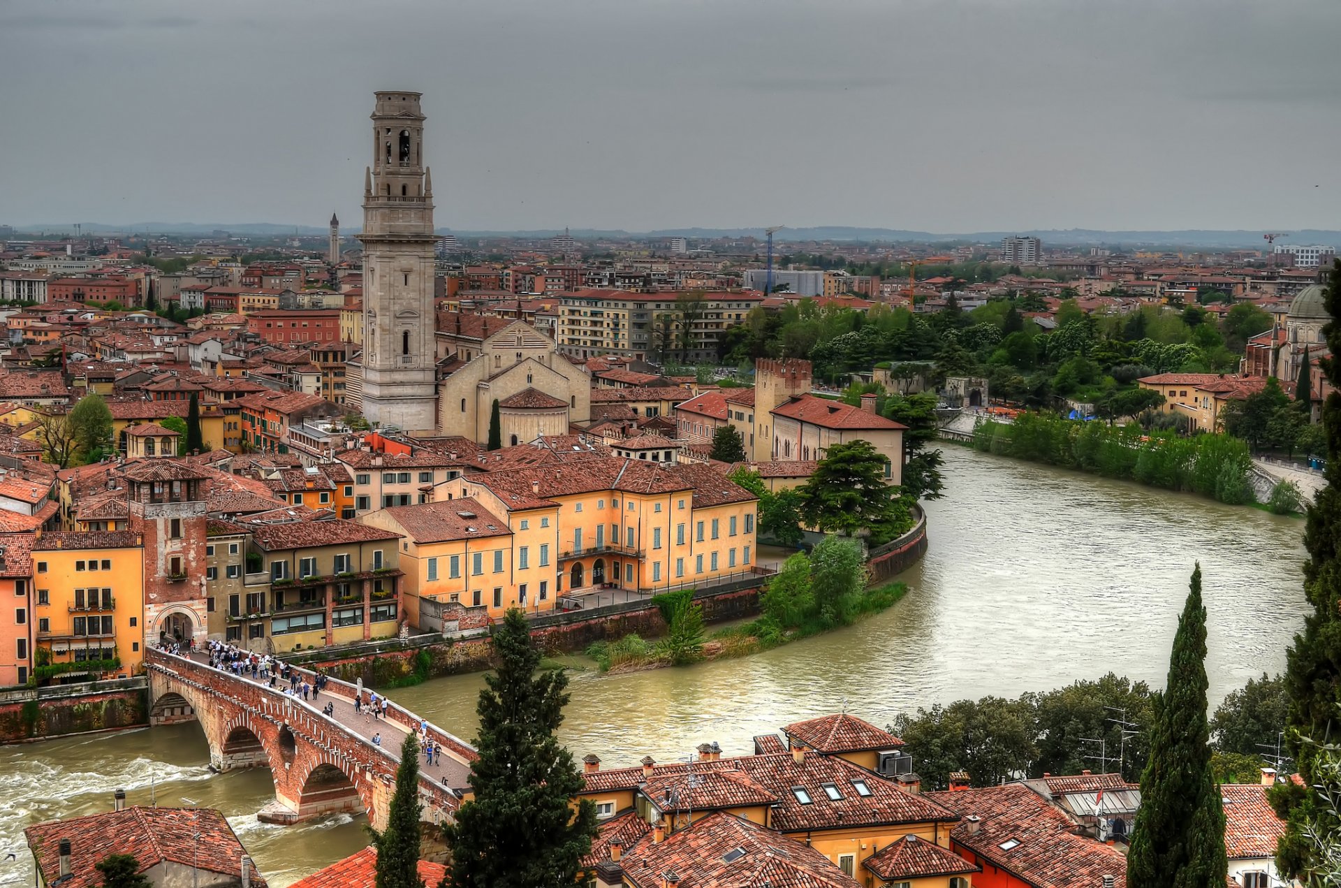 verona italien achter fluss ponte pietra brücke achter fluss ponte pietra brücke panorama gebäude promenade