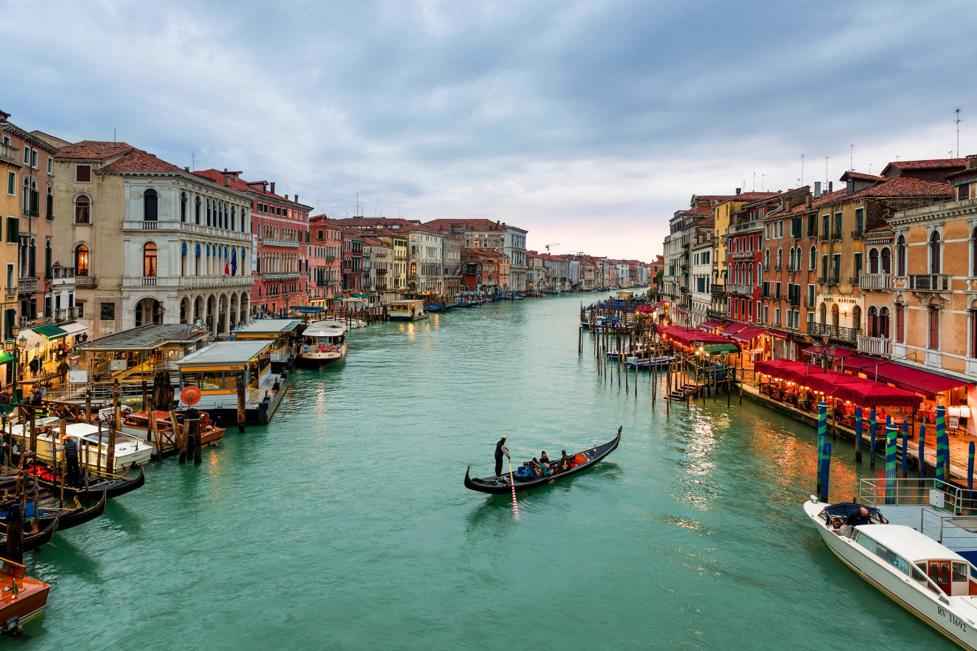 italie venise canal grande grand canal ville ciel nuages mer gondoles personnes bateaux maisons bâtiments