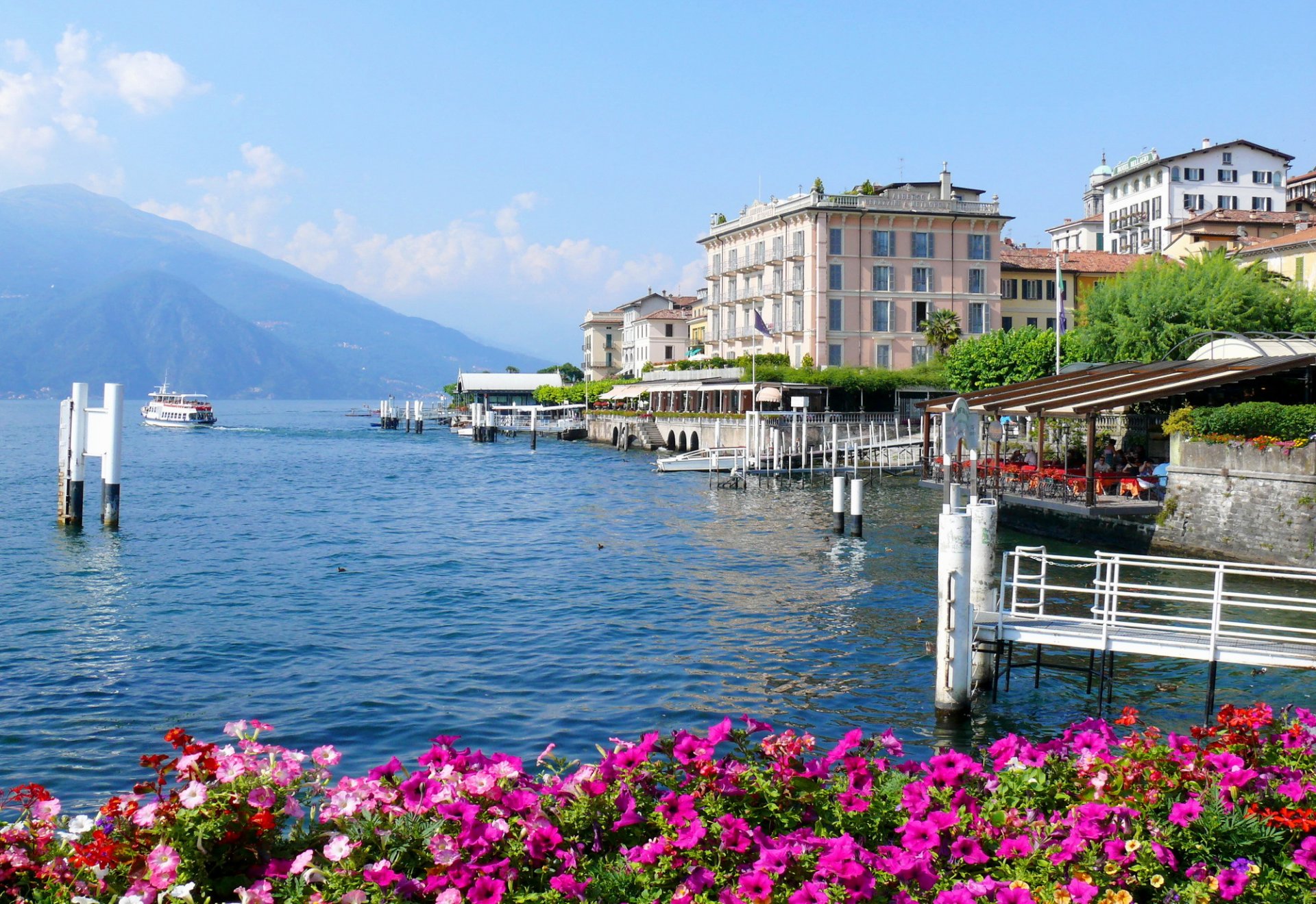 italia lombardia bellagio città case montagne lago di como fiori nave foto