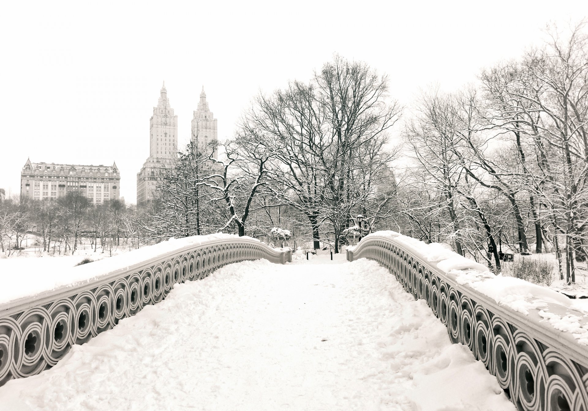 new york usa manhattan central park bogenbrücke stadt winter schnee park bäume gebäude häuser