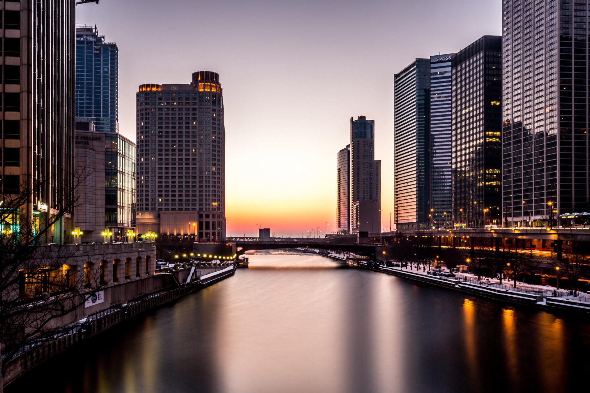 chicago america edifici grattacieli illinois sera fiume luci