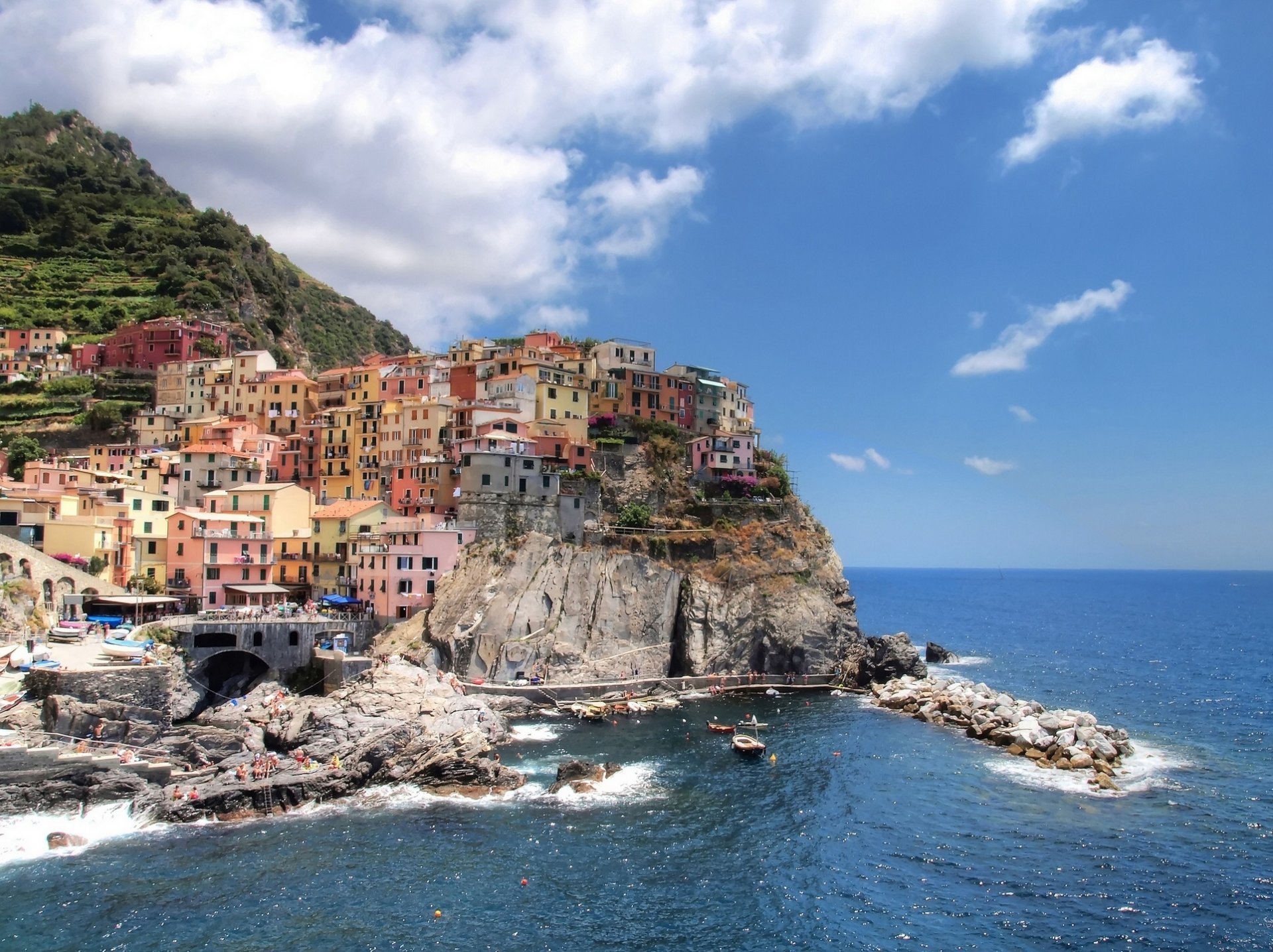 manarola italia roccia mare edifici paesaggio