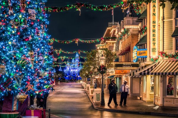 Árbol de Navidad en la ciudad por la noche