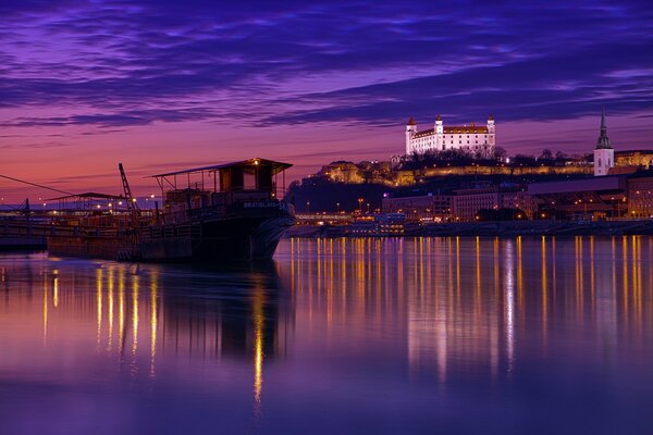 La città notturna di Bratislava è piena di luci