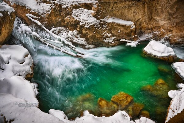 In Bovaria, ice started moving through the gorge