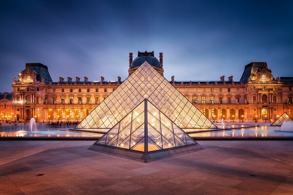 The mysterious Louvre at night